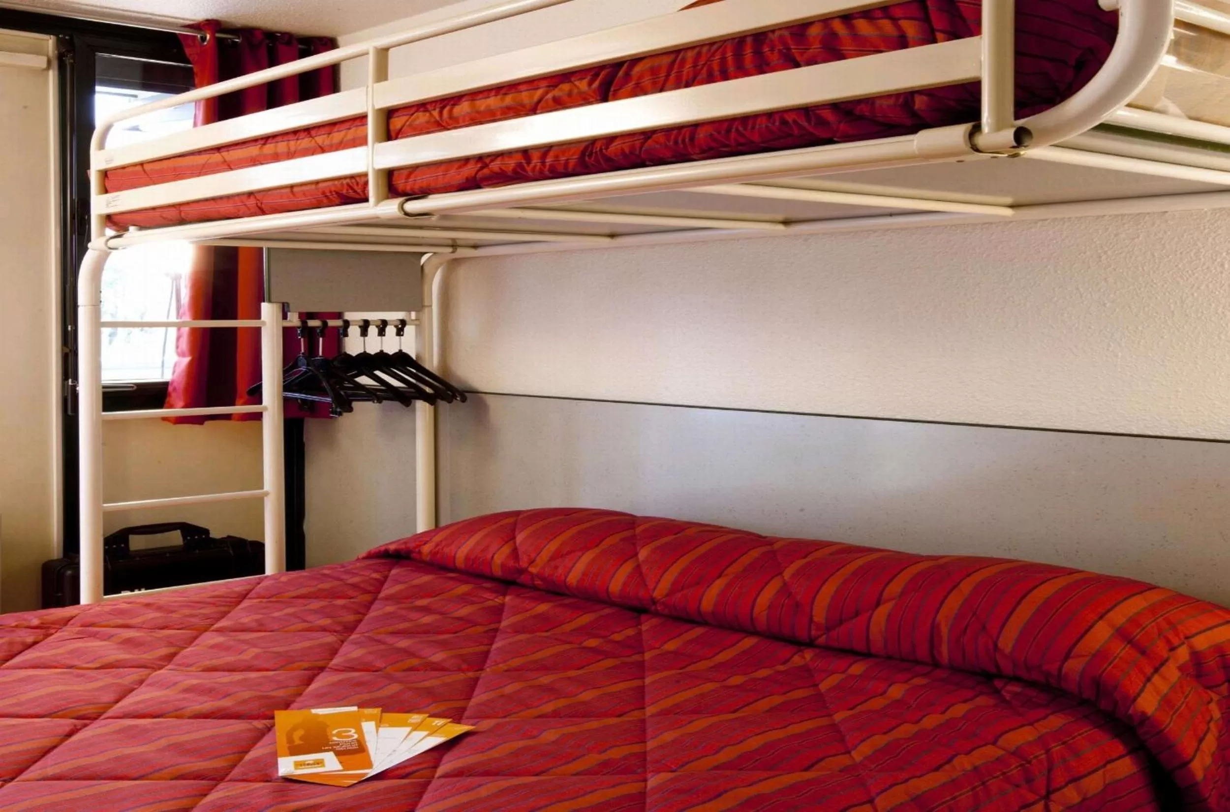 bunk bed, Bed in Premiere Classe Roanne Perreux