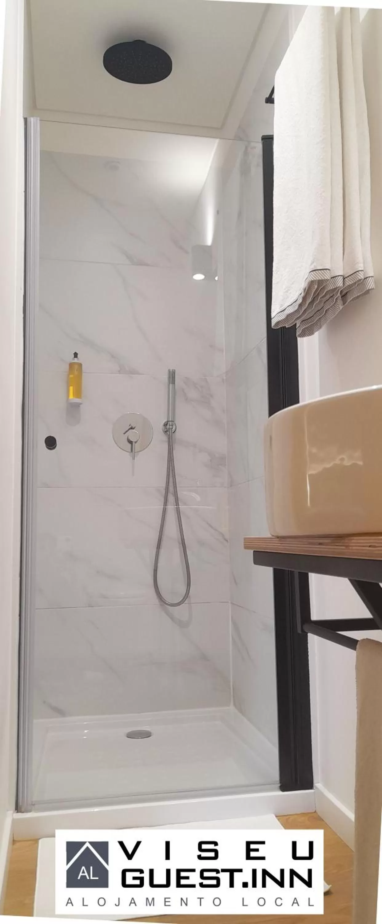 Toilet, Bathroom in Viseu Guest Inn