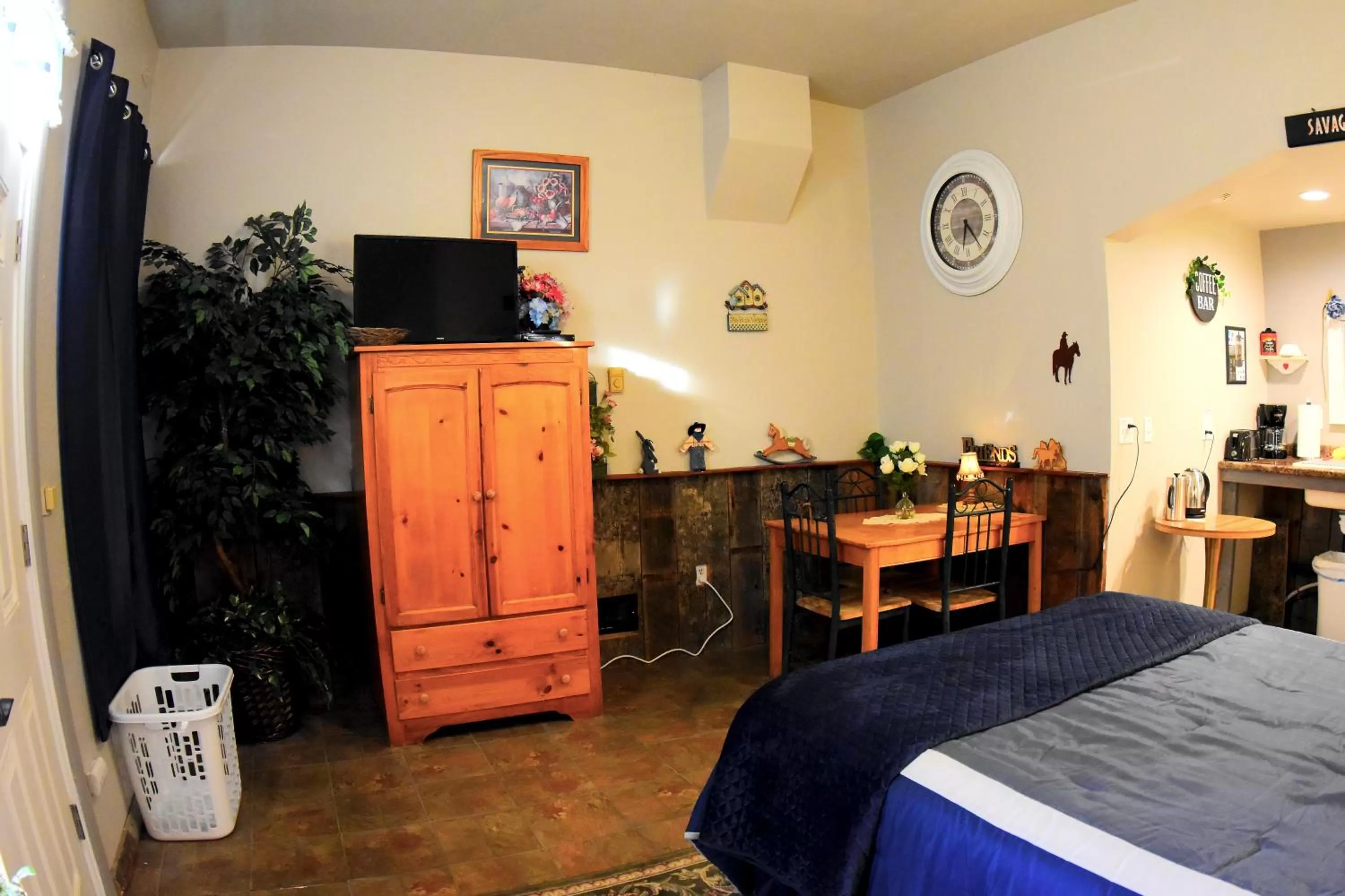 Dining area, TV/Entertainment Center in Salmon River Inn