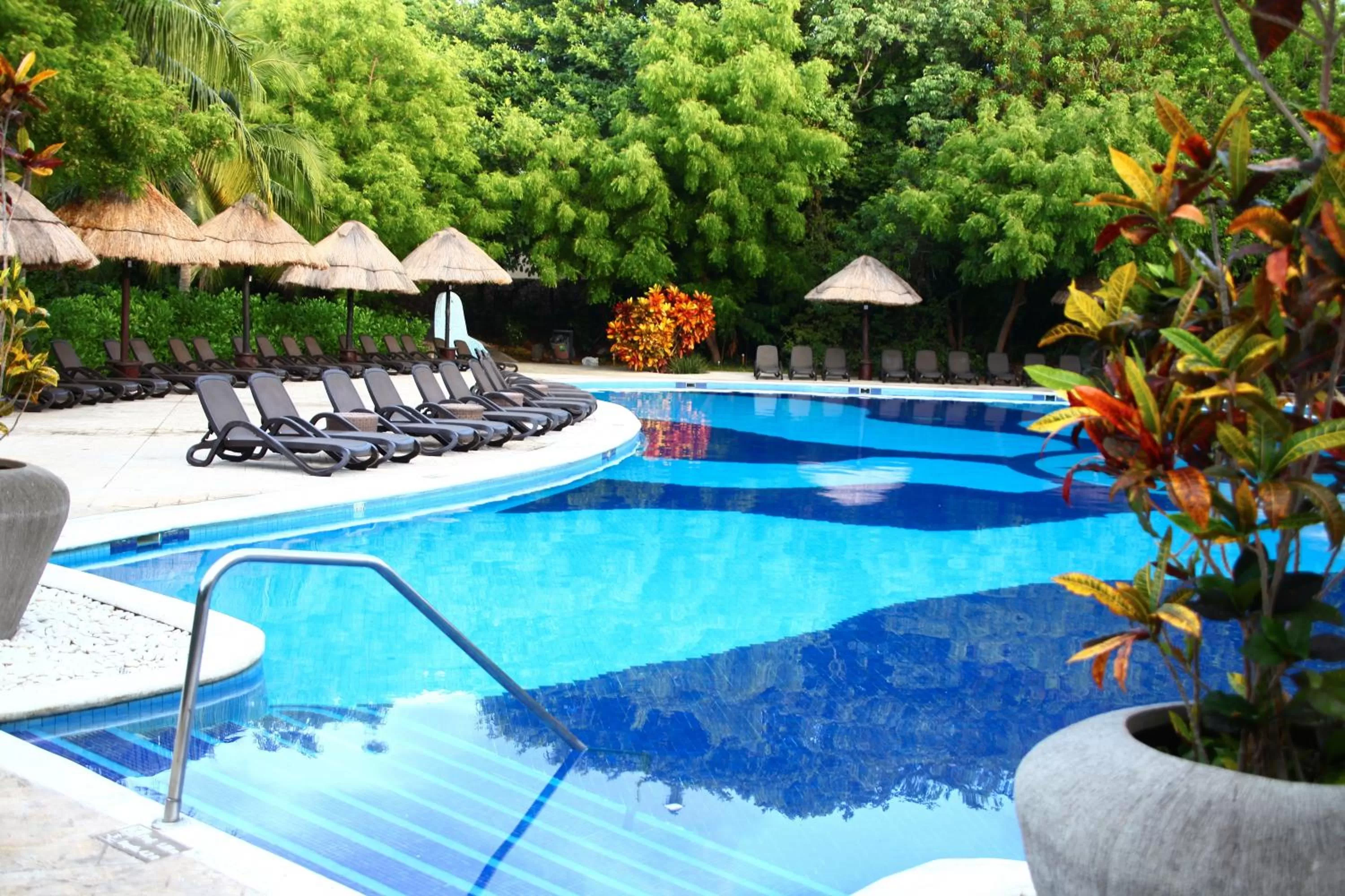 Swimming pool in Select Club at Sandos Caracol All Inclusive - Adults Only Area