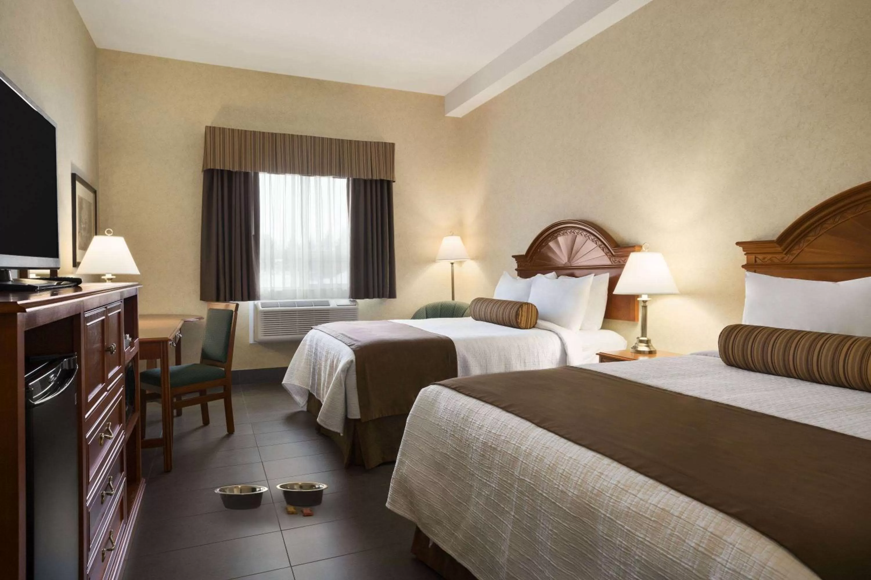 Photo of the whole room, Bed in Travelodge by Wyndham Strathmore