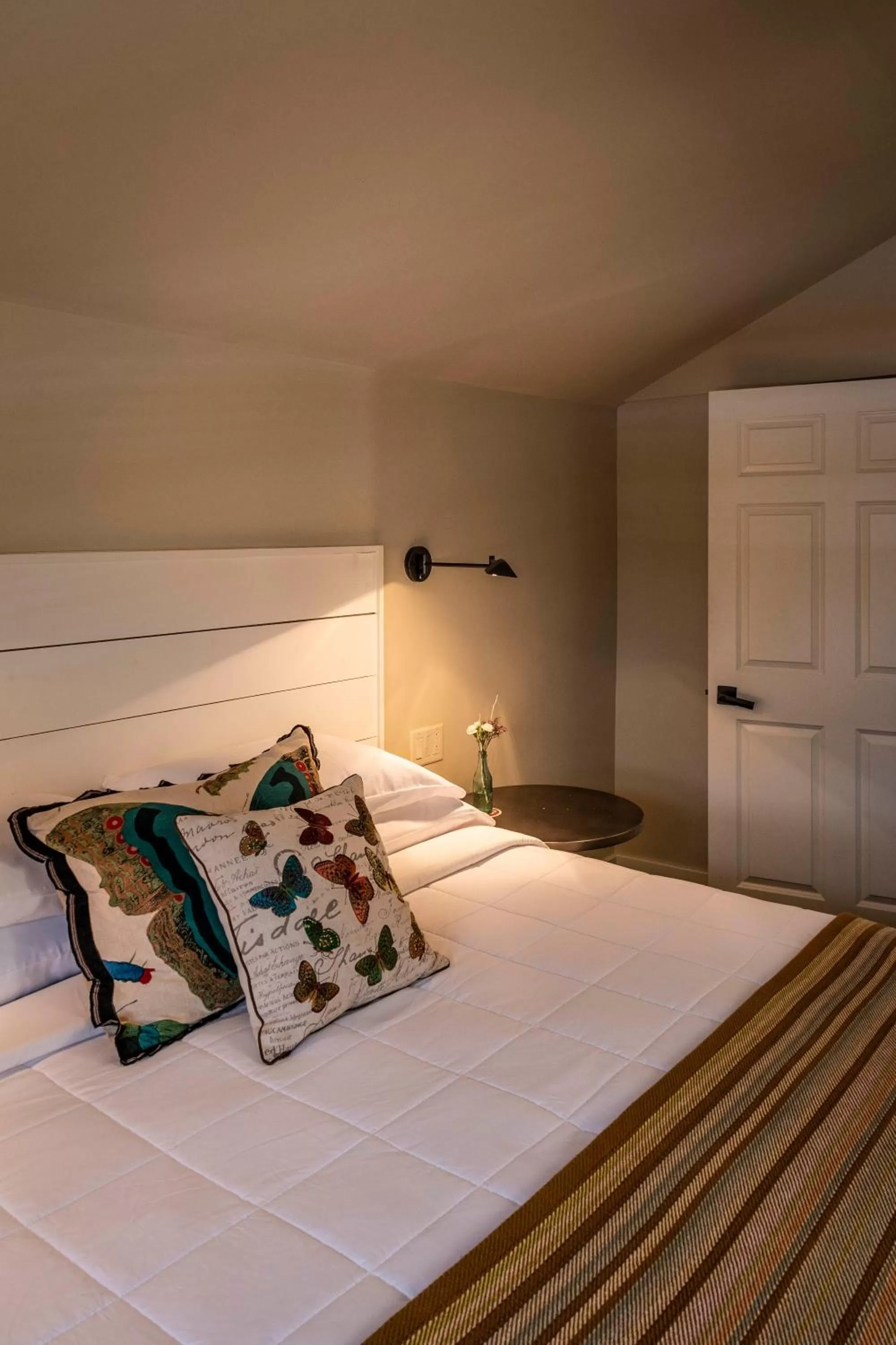 Bed in Hotel Broad Ripple