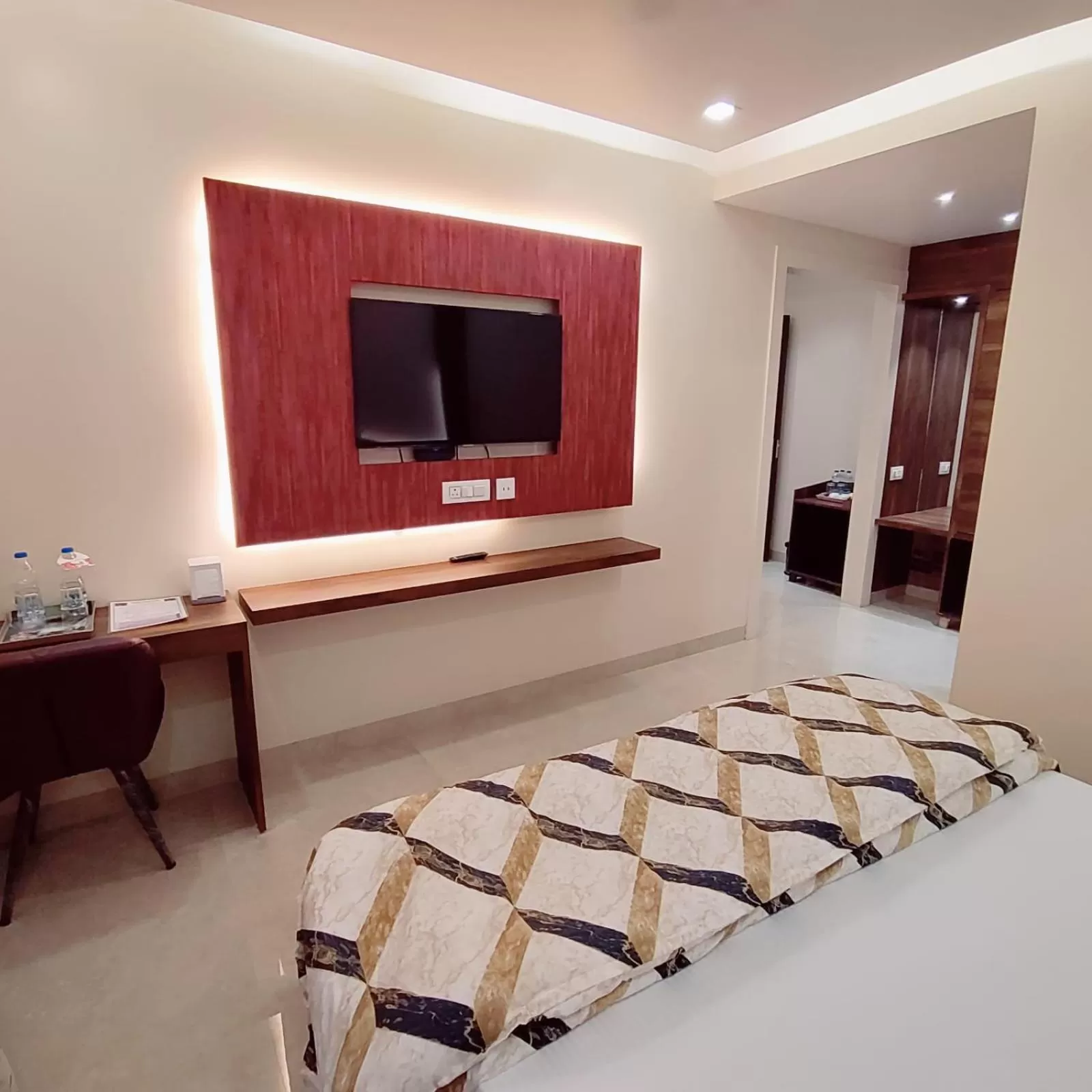 TV and multimedia, Bed in Hotel Luxuria