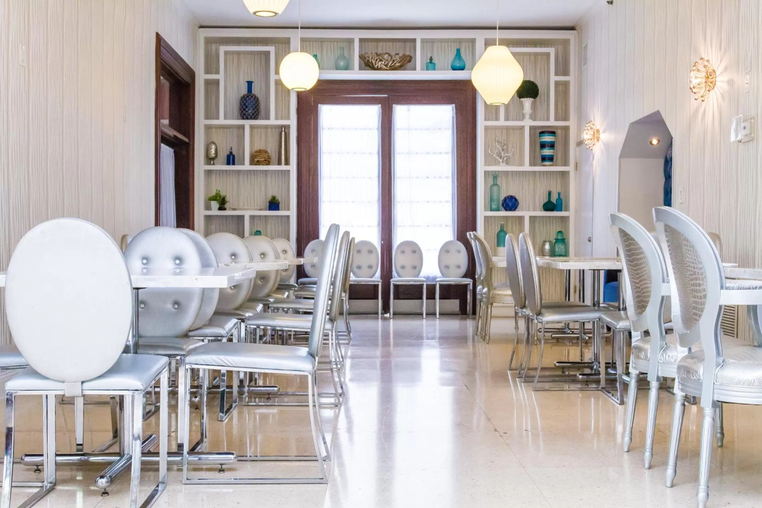 Restaurant/places to eat in Dorchester Hotel & Suites