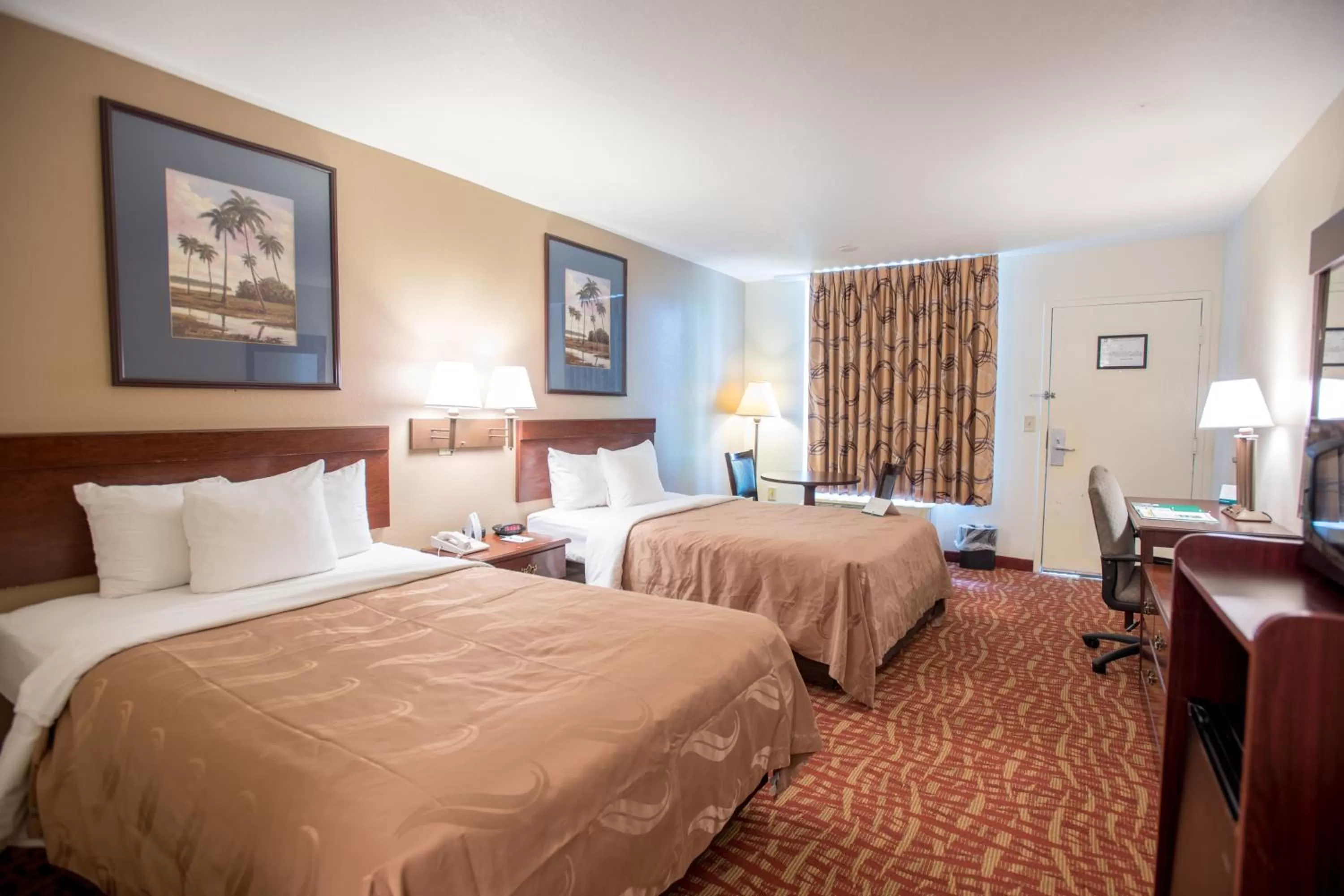 Bed in Quality Inn At Town Center