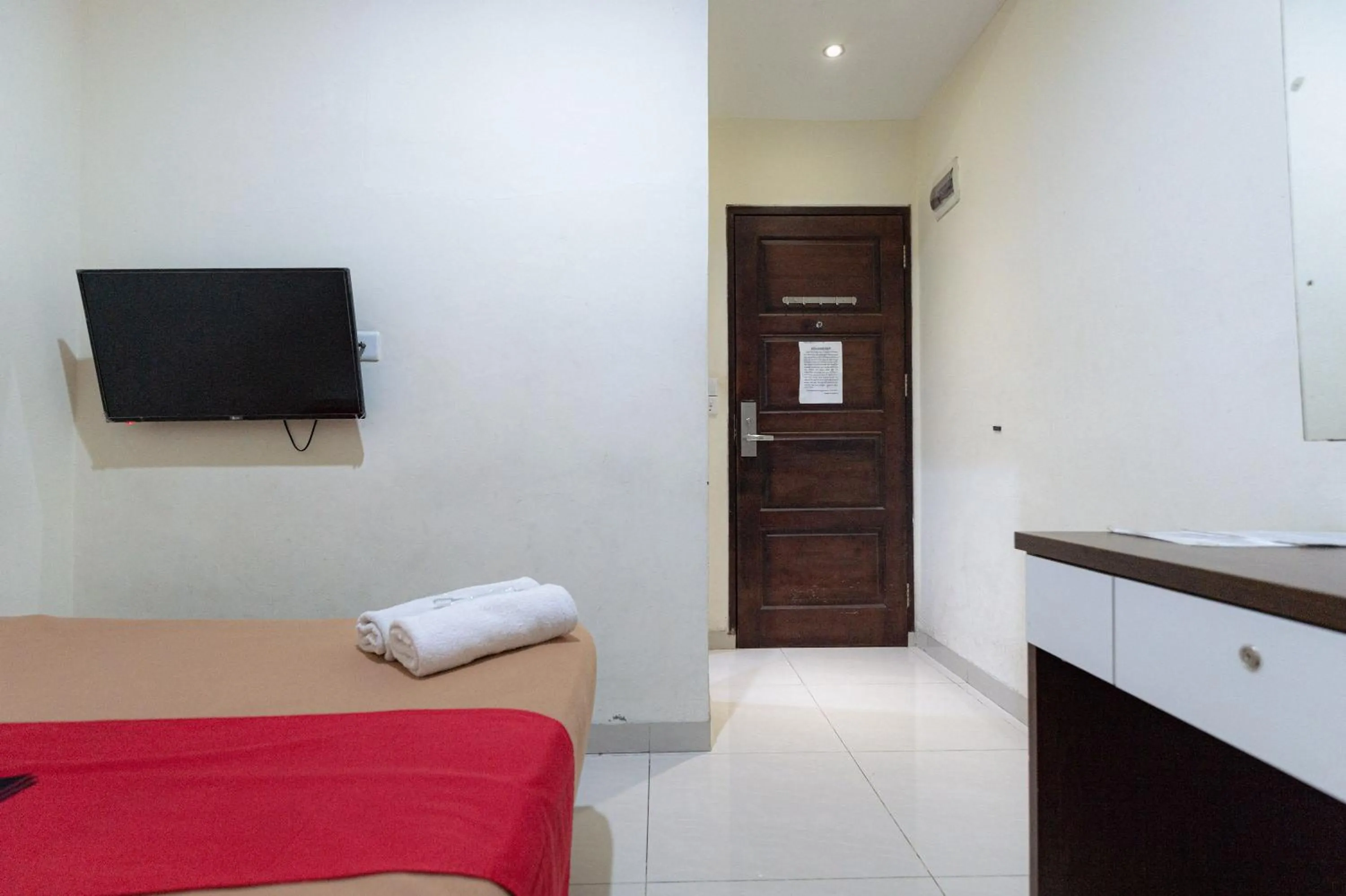 Bedroom, Bed in RedDoorz at Nagoya Indah Batam