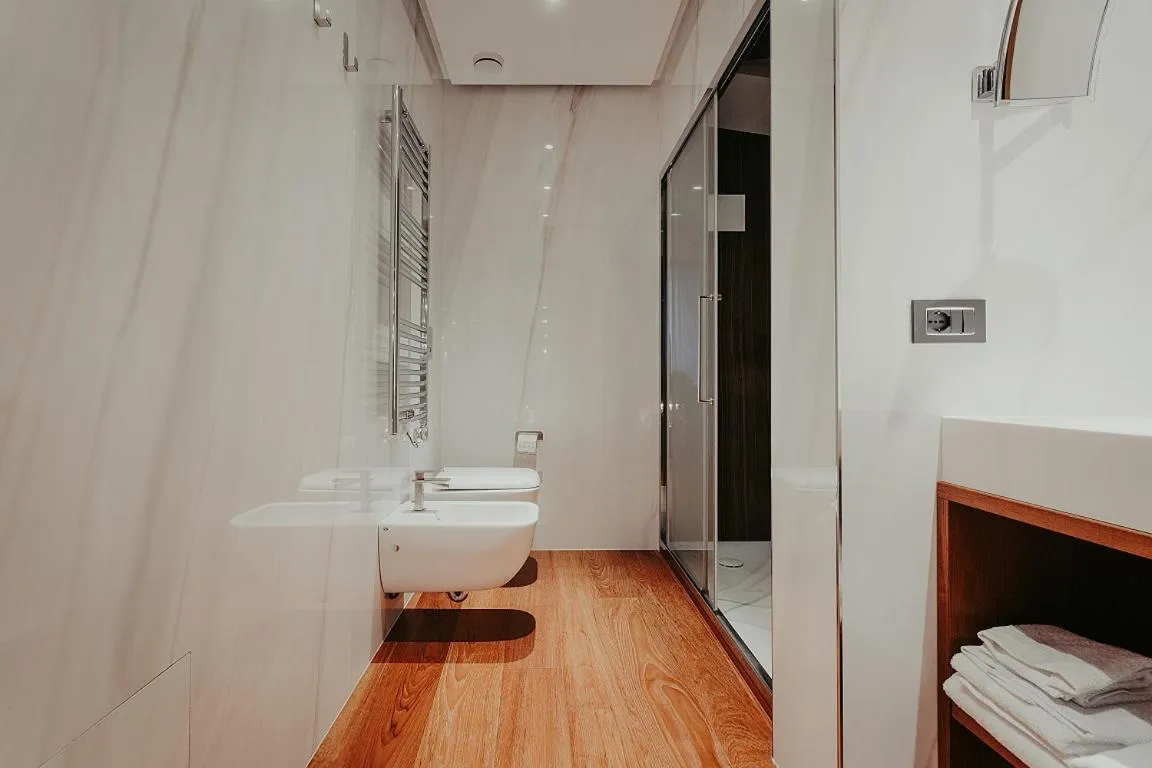 Shower in Bacã Suites, Restaurant & Bar