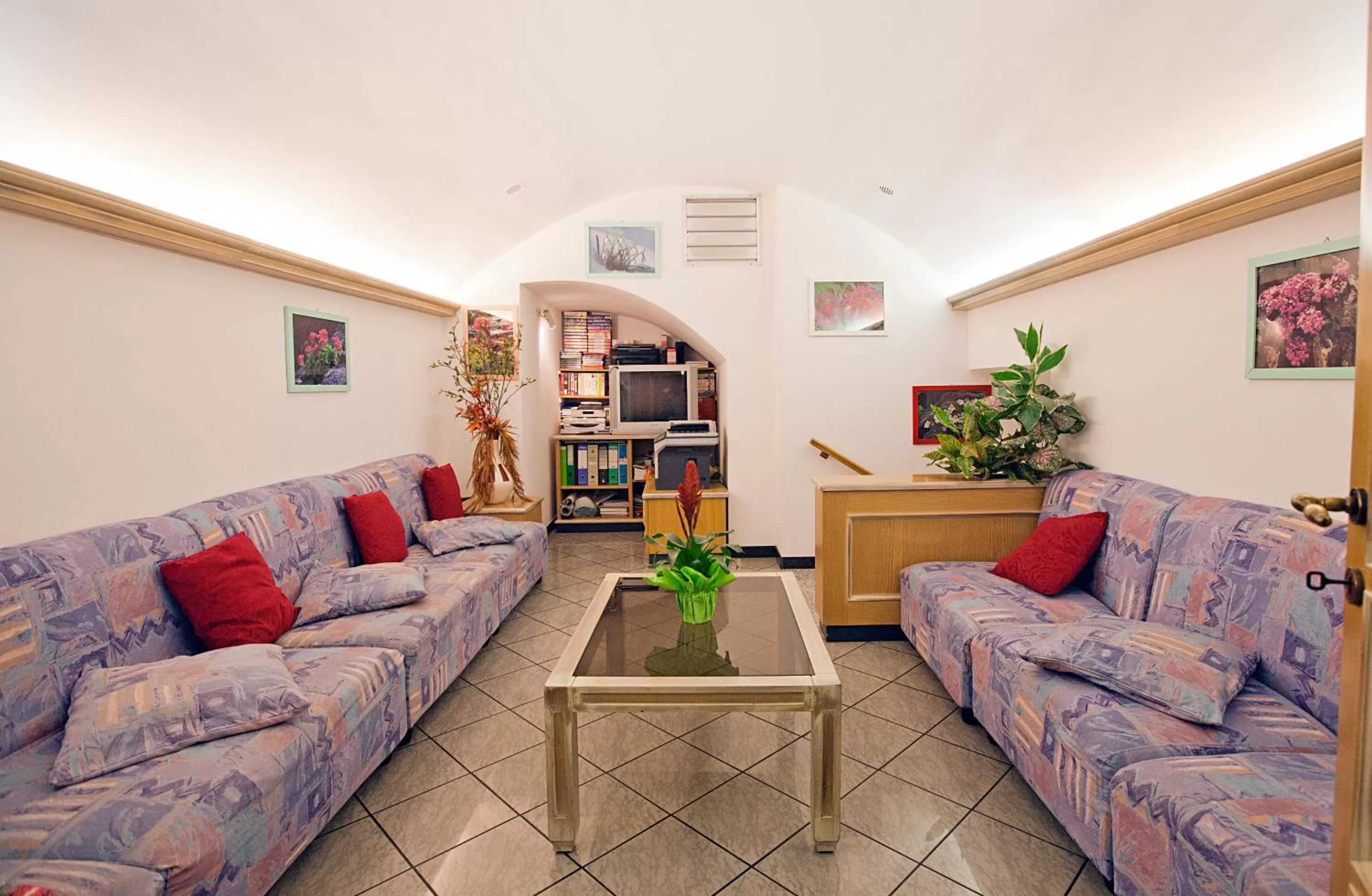 Communal lounge/ TV room in Hotel Ambra