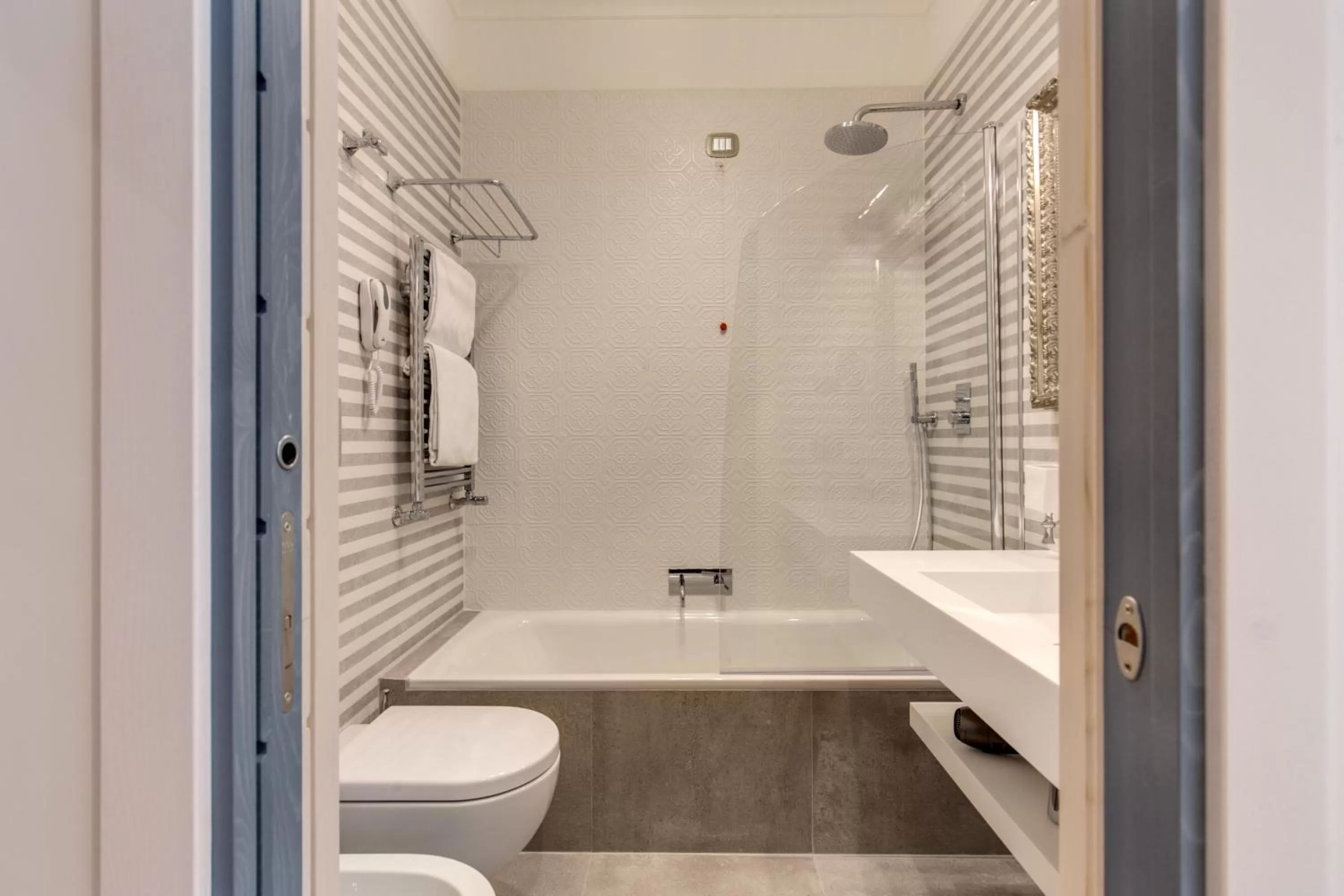 Bathroom in Parlamento Boutique Hotel