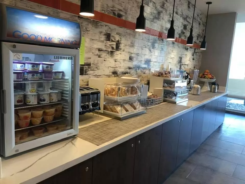 Breakfast in La Quinta Inn & Suites Limon by Wyndham