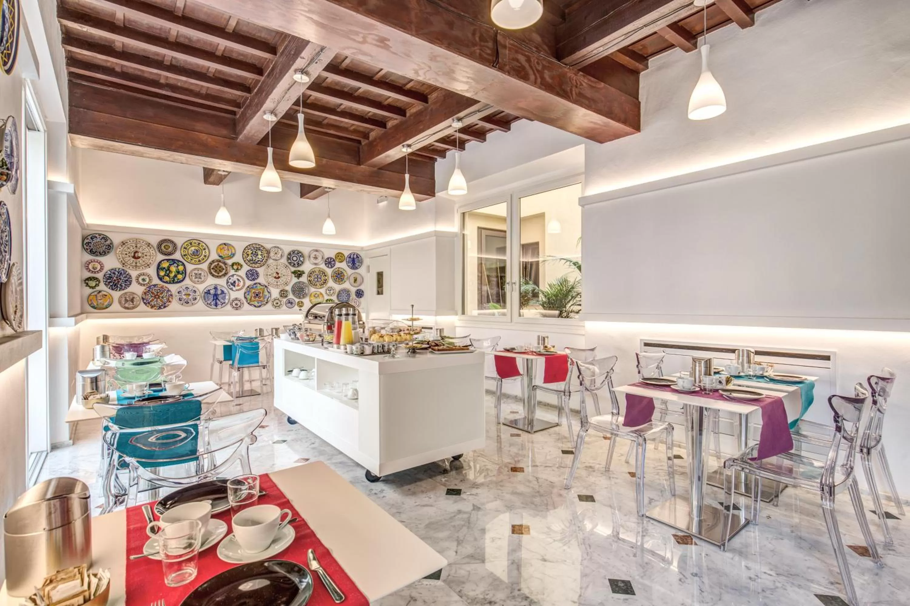 Restaurant/places to eat in Hotel Boston