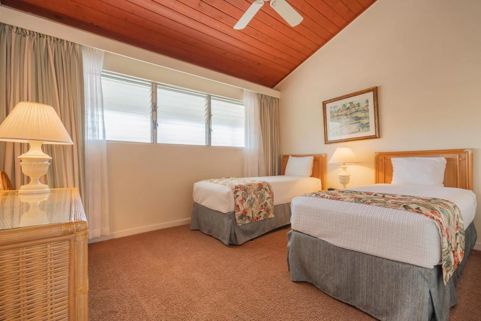 Bed in Napili Sunset Beach Front Resort