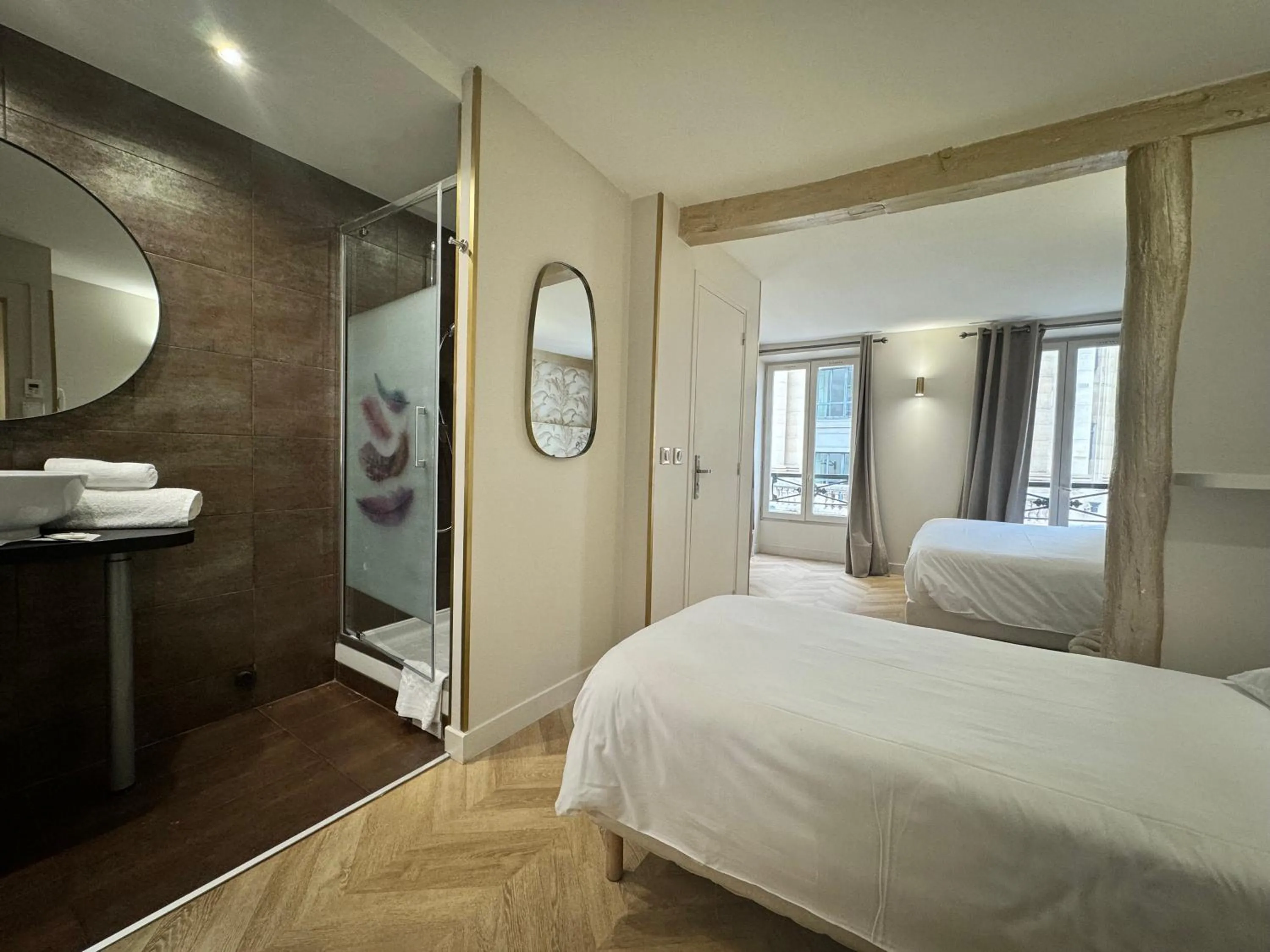 Shower, Bed in Hotel Nation Montmartre