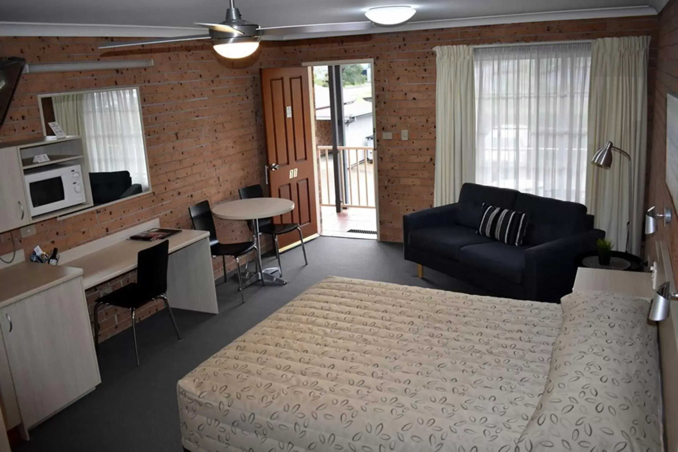 Standard Queen Room in Cardiff Motor Inn Standard Queen Room in Cardiff Motor Inn