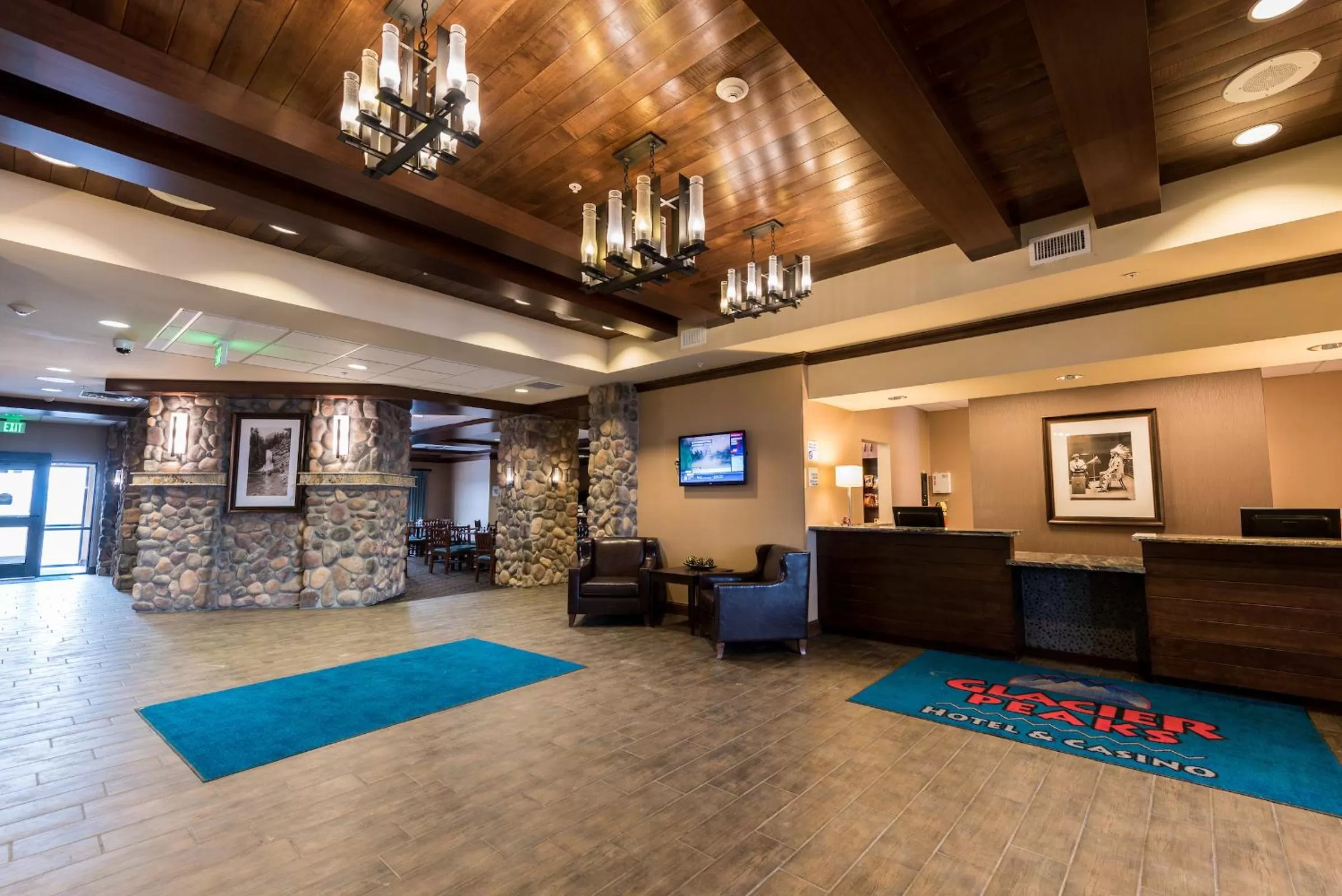 Lobby or reception in Glacier Peaks Hotel