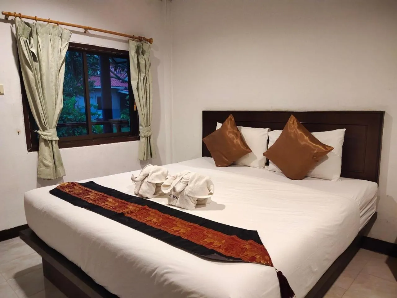 Bed in Lanta Nice Beach Resort - SHA Extra Plus