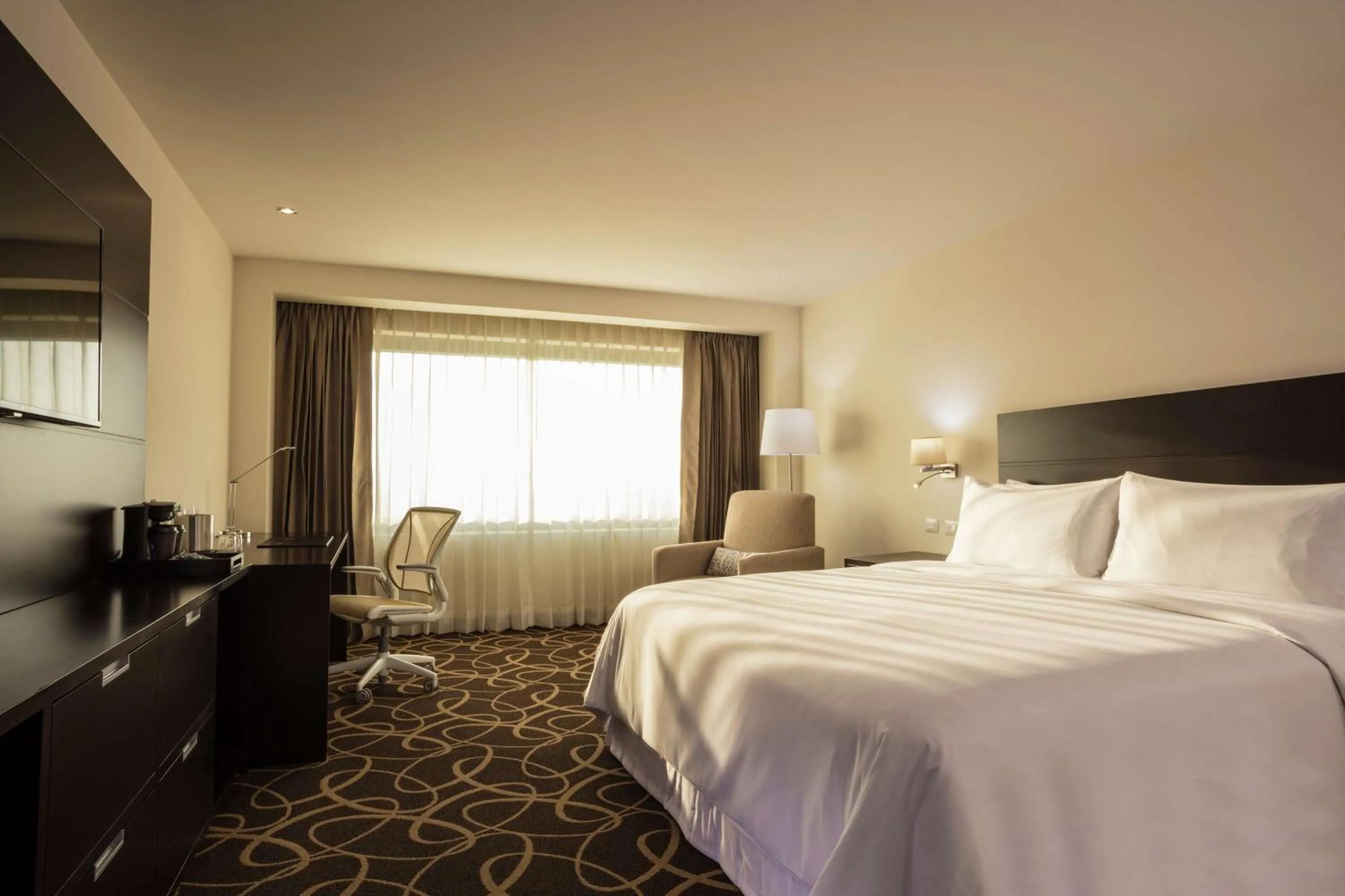 Bedroom, Bed in Doubletree By Hilton Toluca