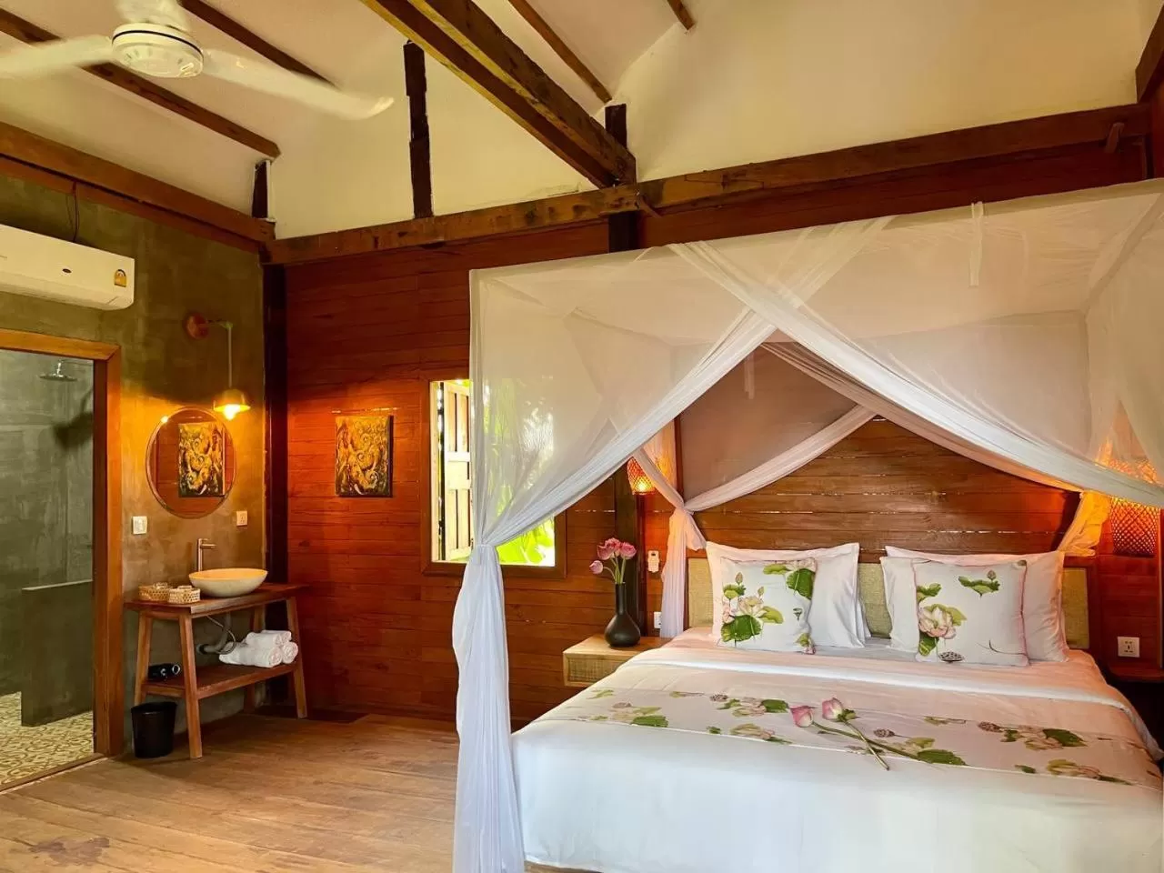 Bed in Dontrei Villa Angkor