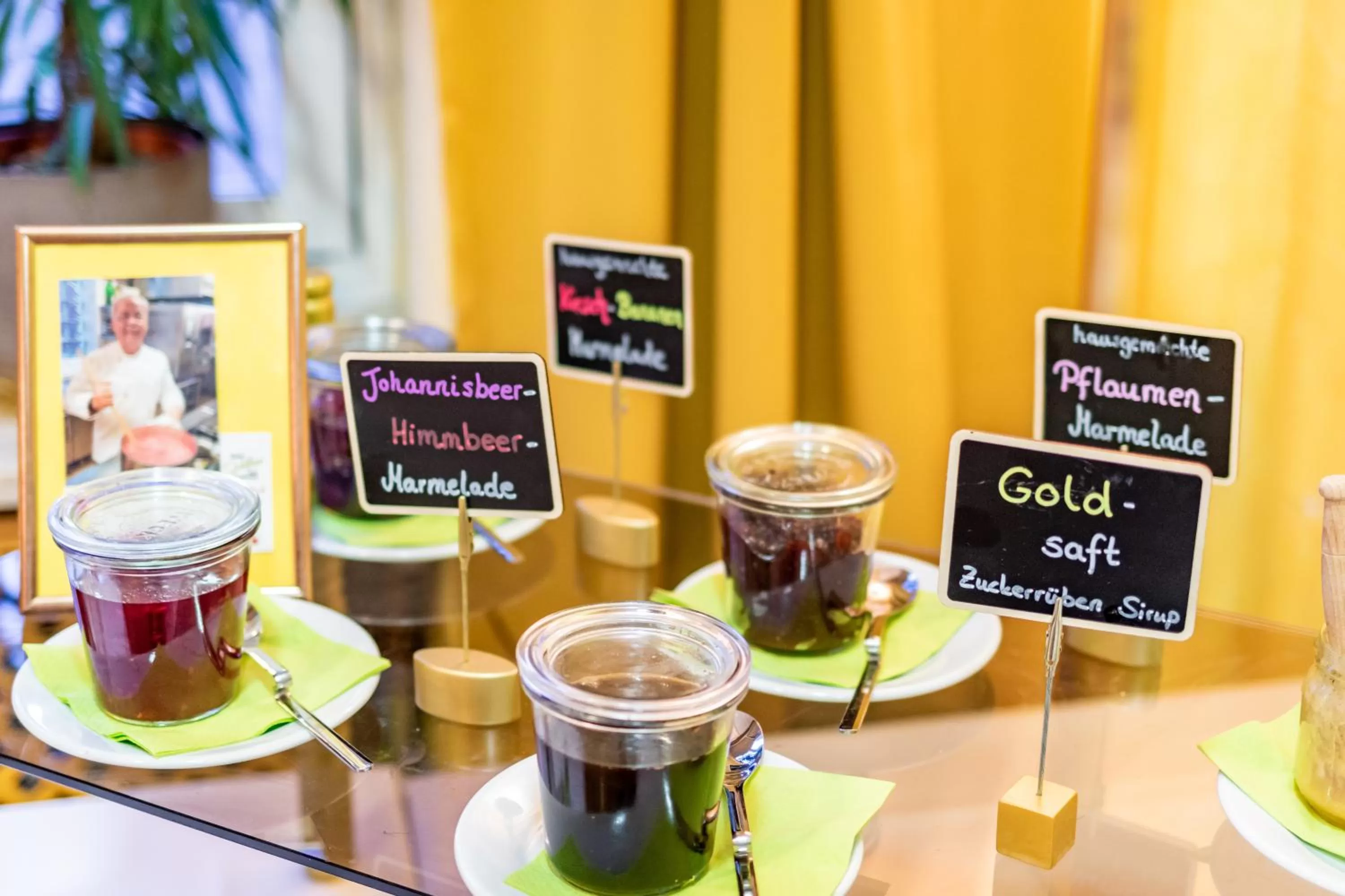 Buffet breakfast in Hotel Goldflair am Rathaus