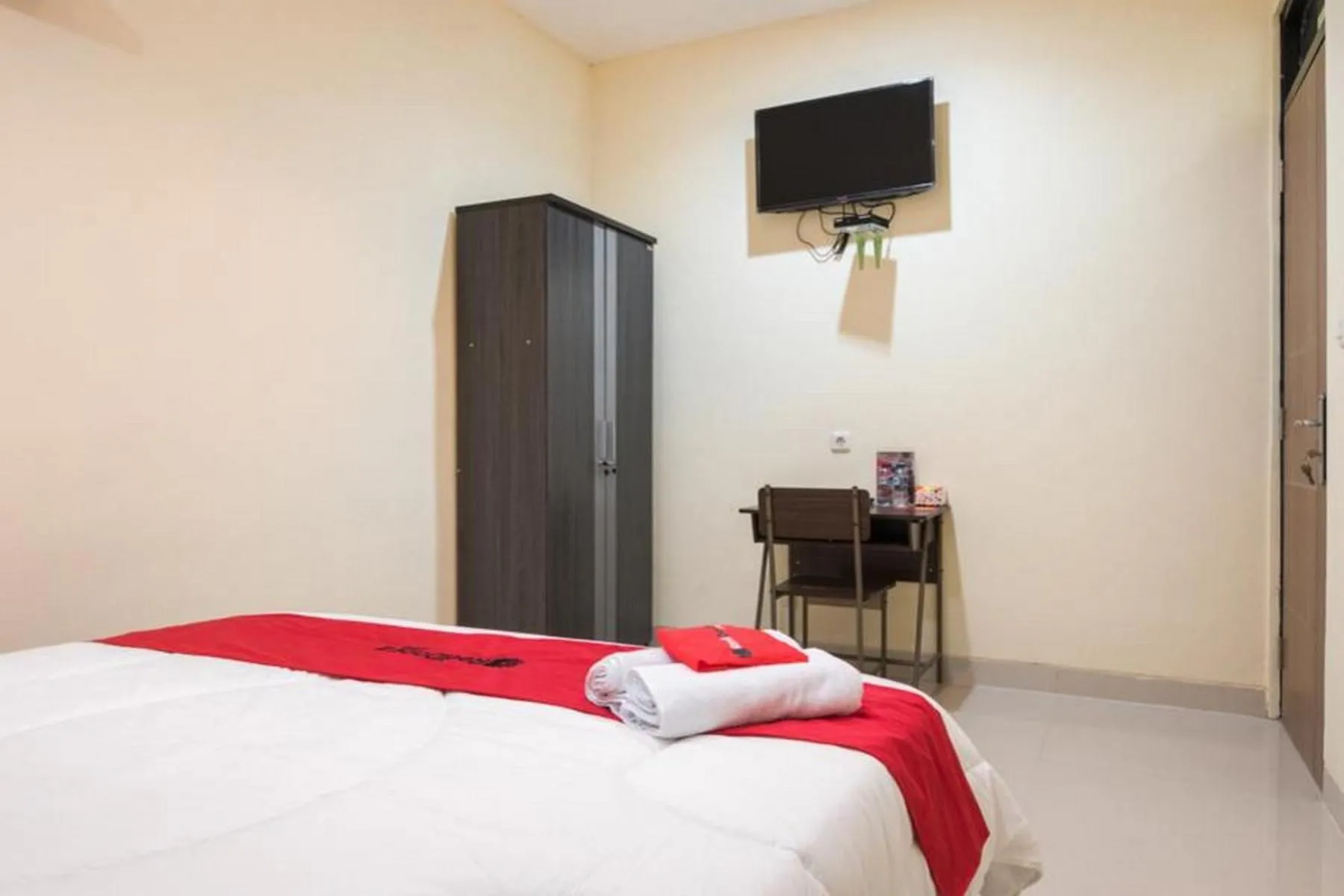 Bedroom, Bed in RedDoorz At Tebet Barat 2
