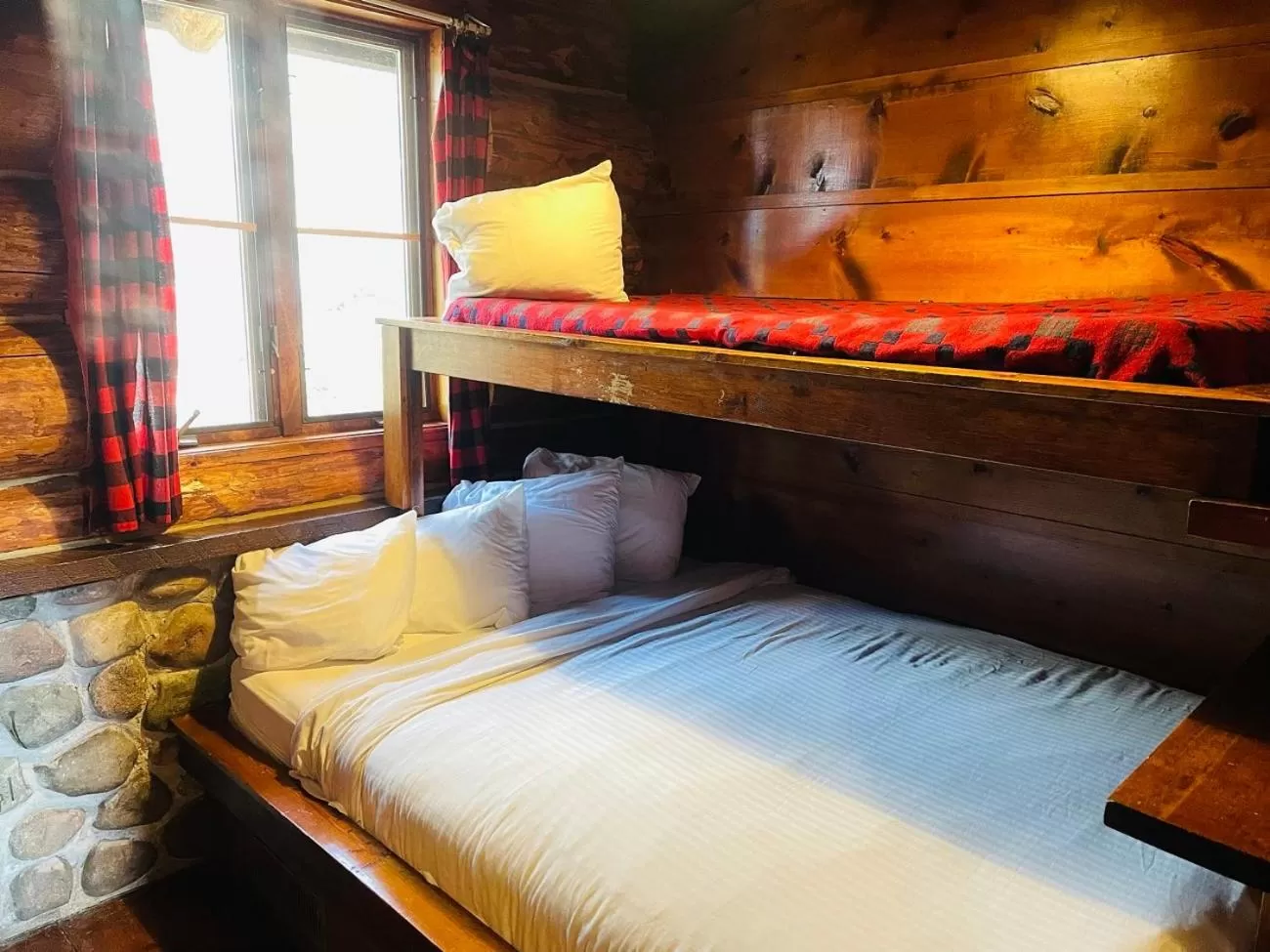 Bedroom, Bed in Drummond Island Resort