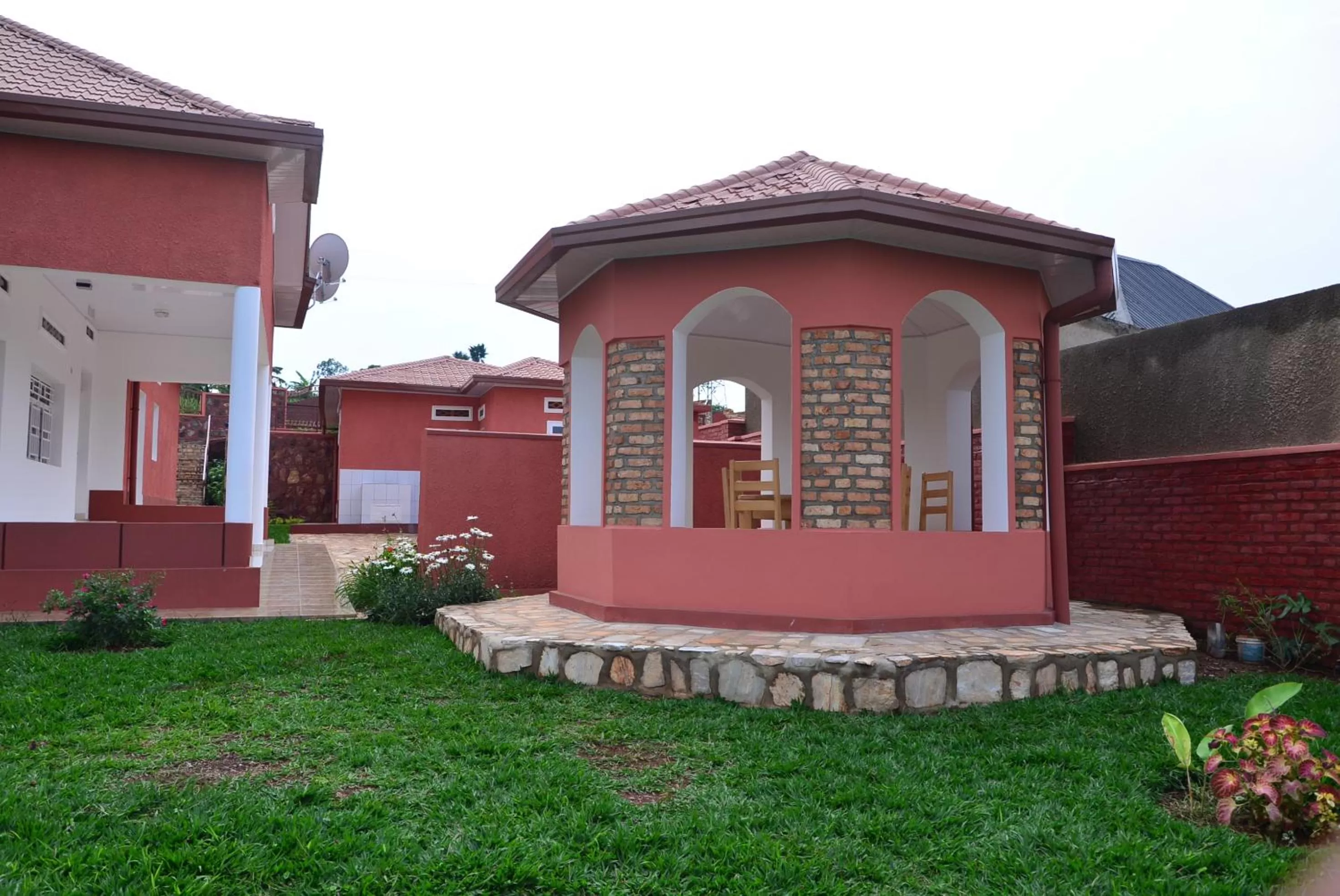 Patio in Hôtel Maisons-Sifa