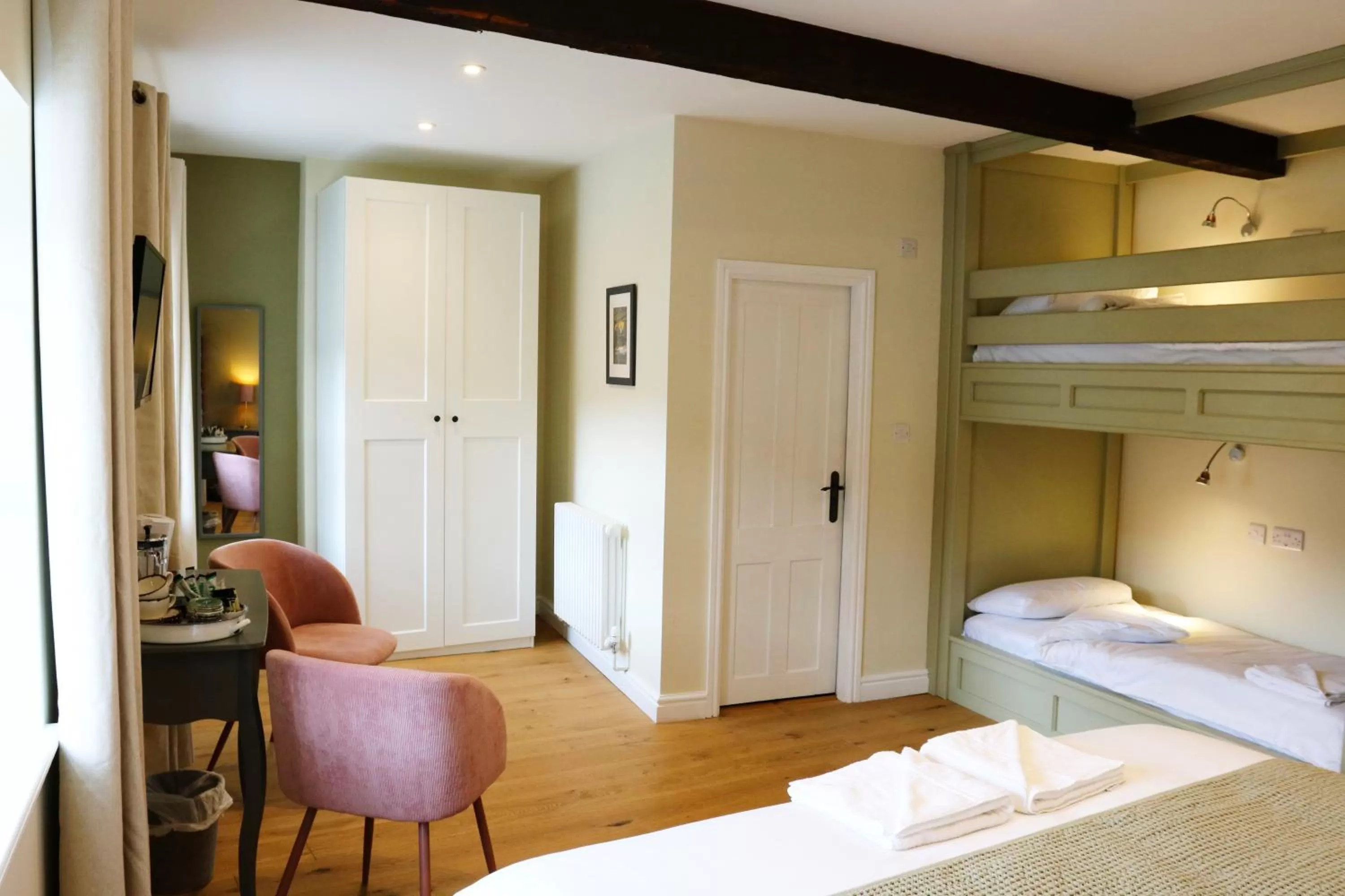 bunk bed, Bed in Riverbanc