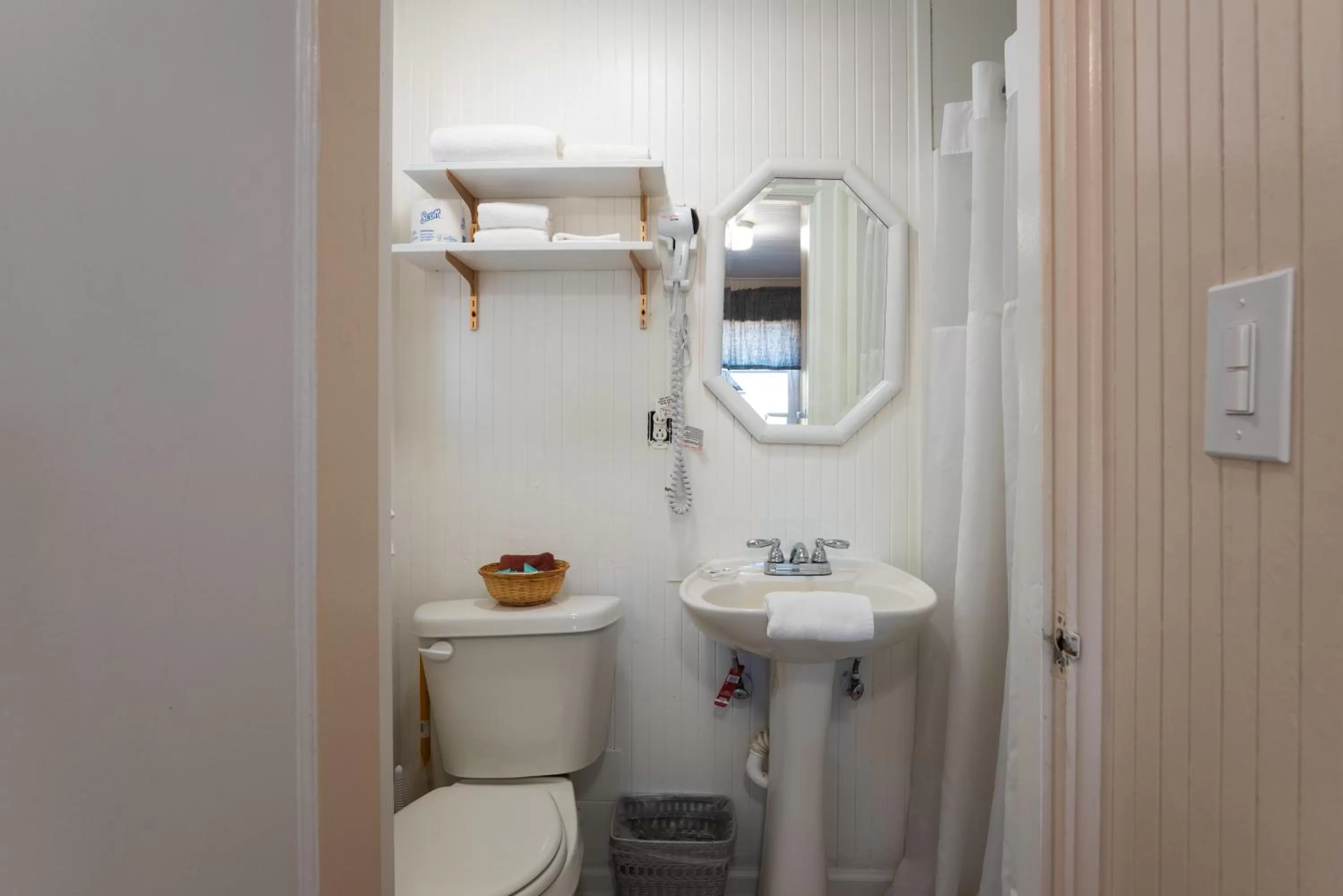 Bathroom in Terimore Lodging by the Sea