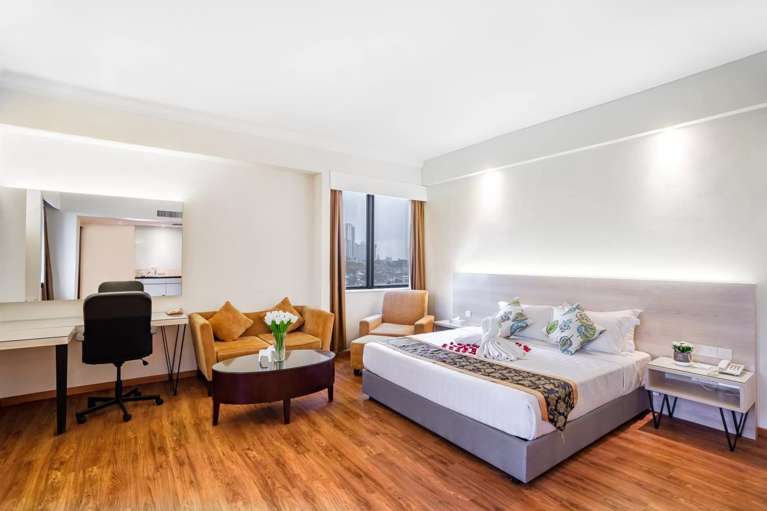 Bedroom, Bed in Crystal Crown Hotel JB