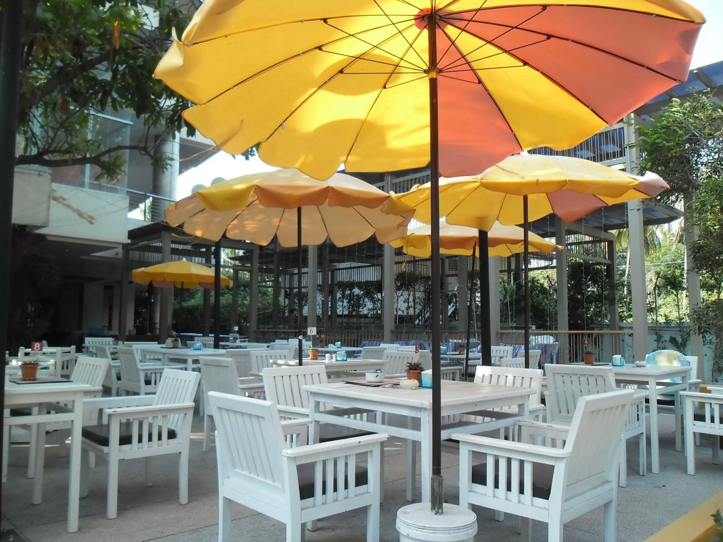 Restaurant/places to eat in Long Beach Cha-Am Hotel