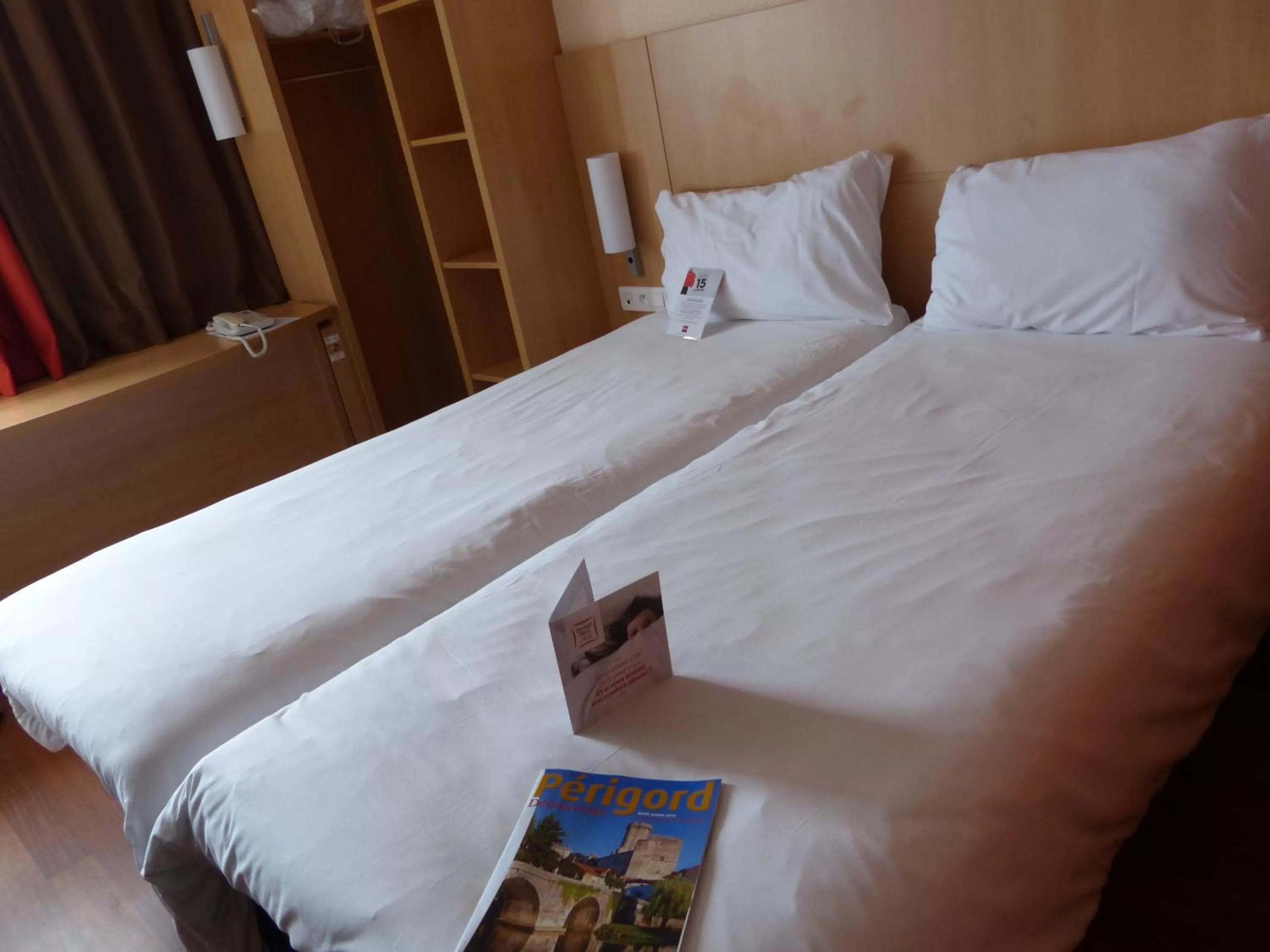 Photo of the whole room, Bed in ibis Périgueux Centre