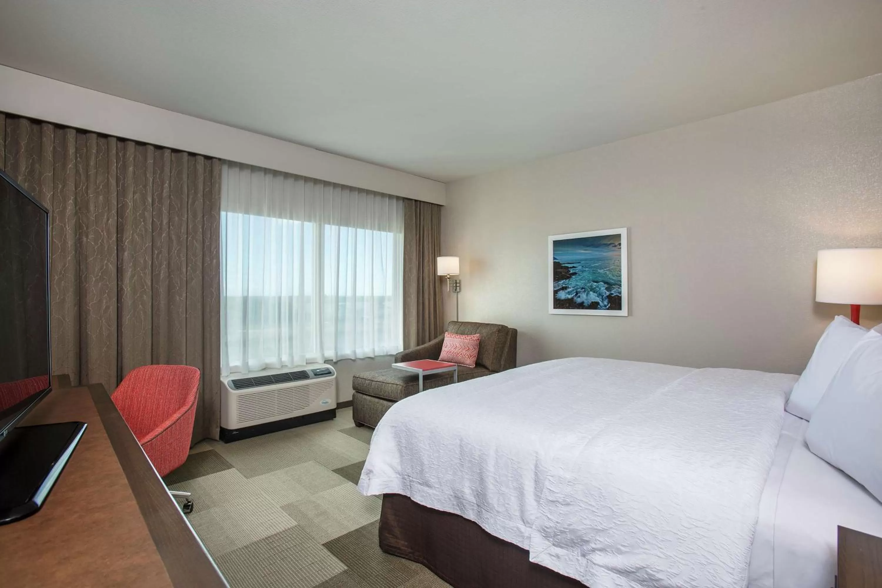 Bed in Hampton Inn & Suites Oahu Kapolei - FREE Parking - No Resort Fee