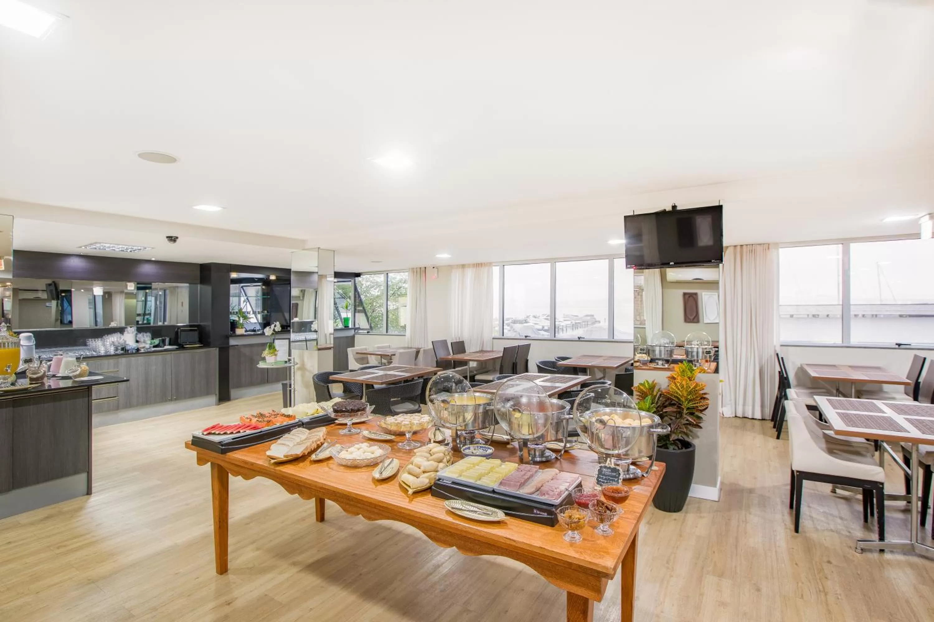 Breakfast in Iate Hotel Centro Florianópolis