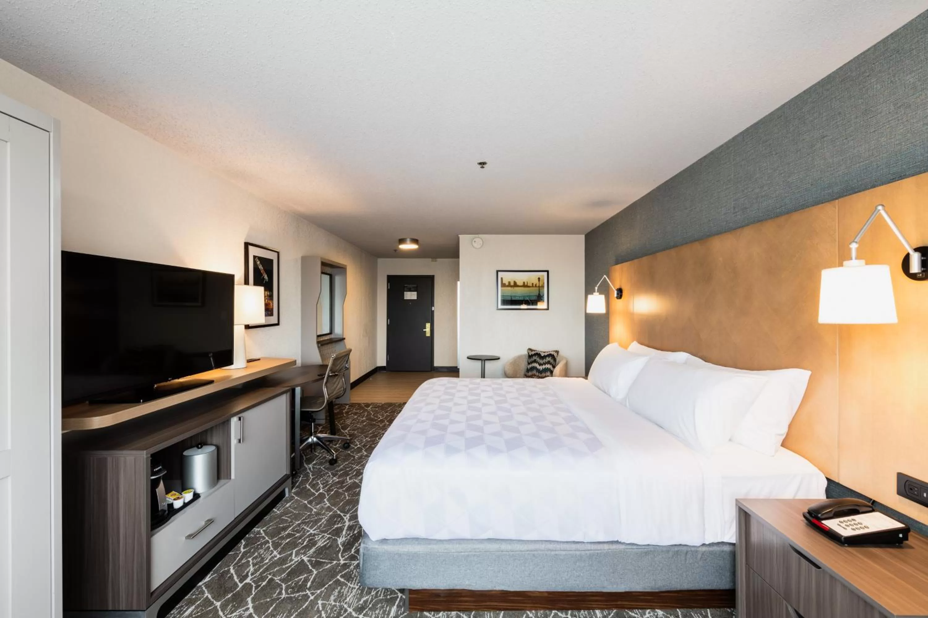 Standard Queen Room in Holiday Inn Newark International Airport