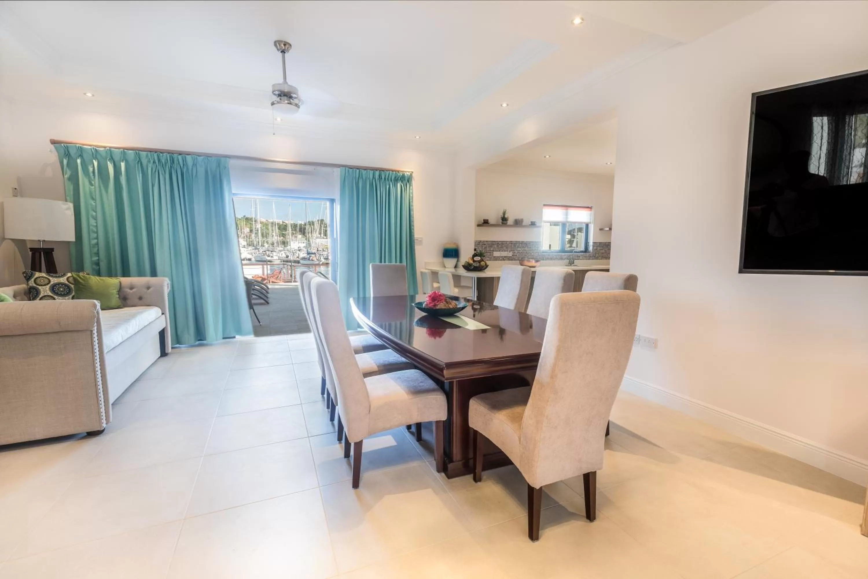 TV and multimedia in Bay Gardens Beach Resort & Spa