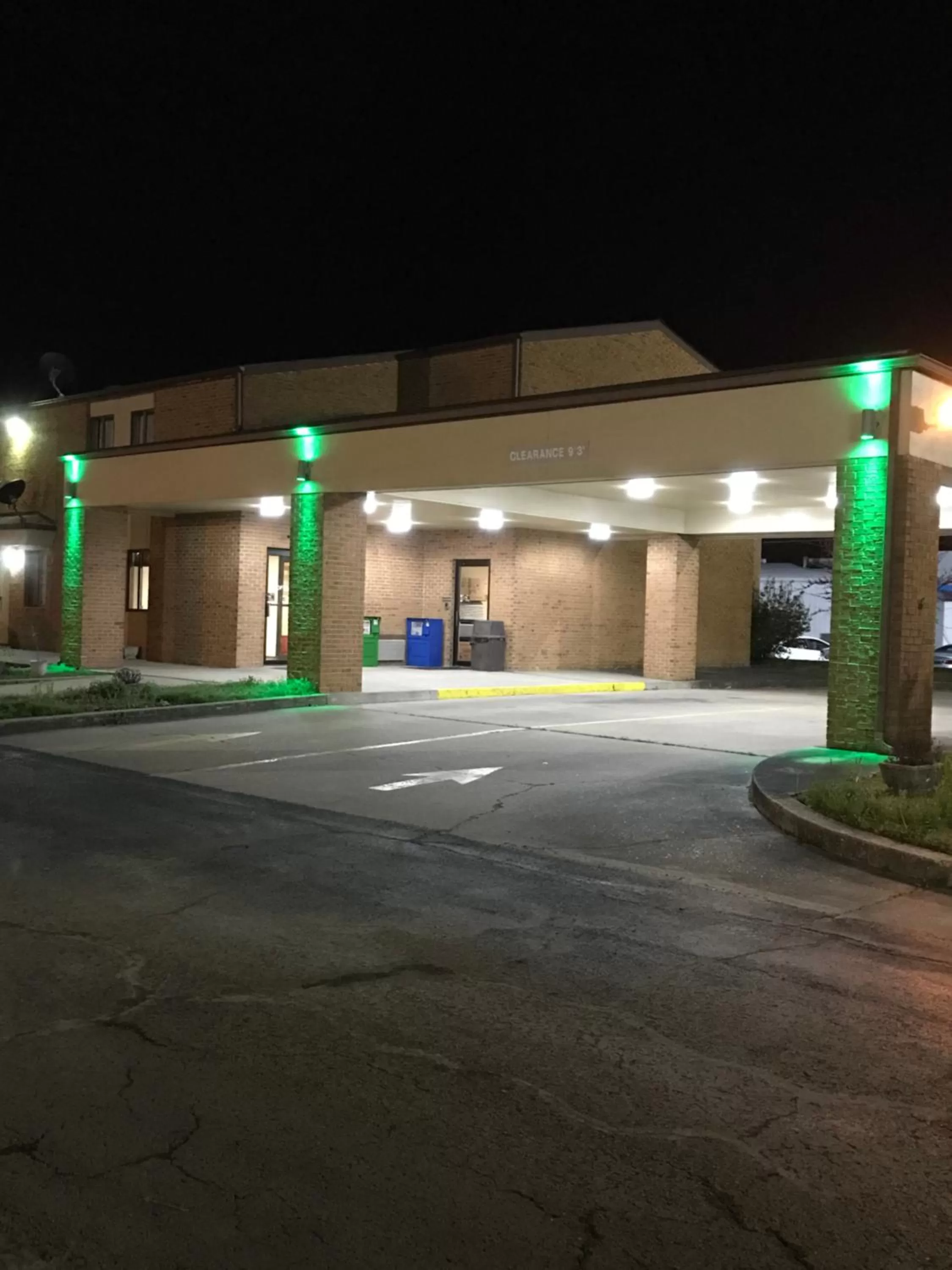 Property building in Dexter Inn