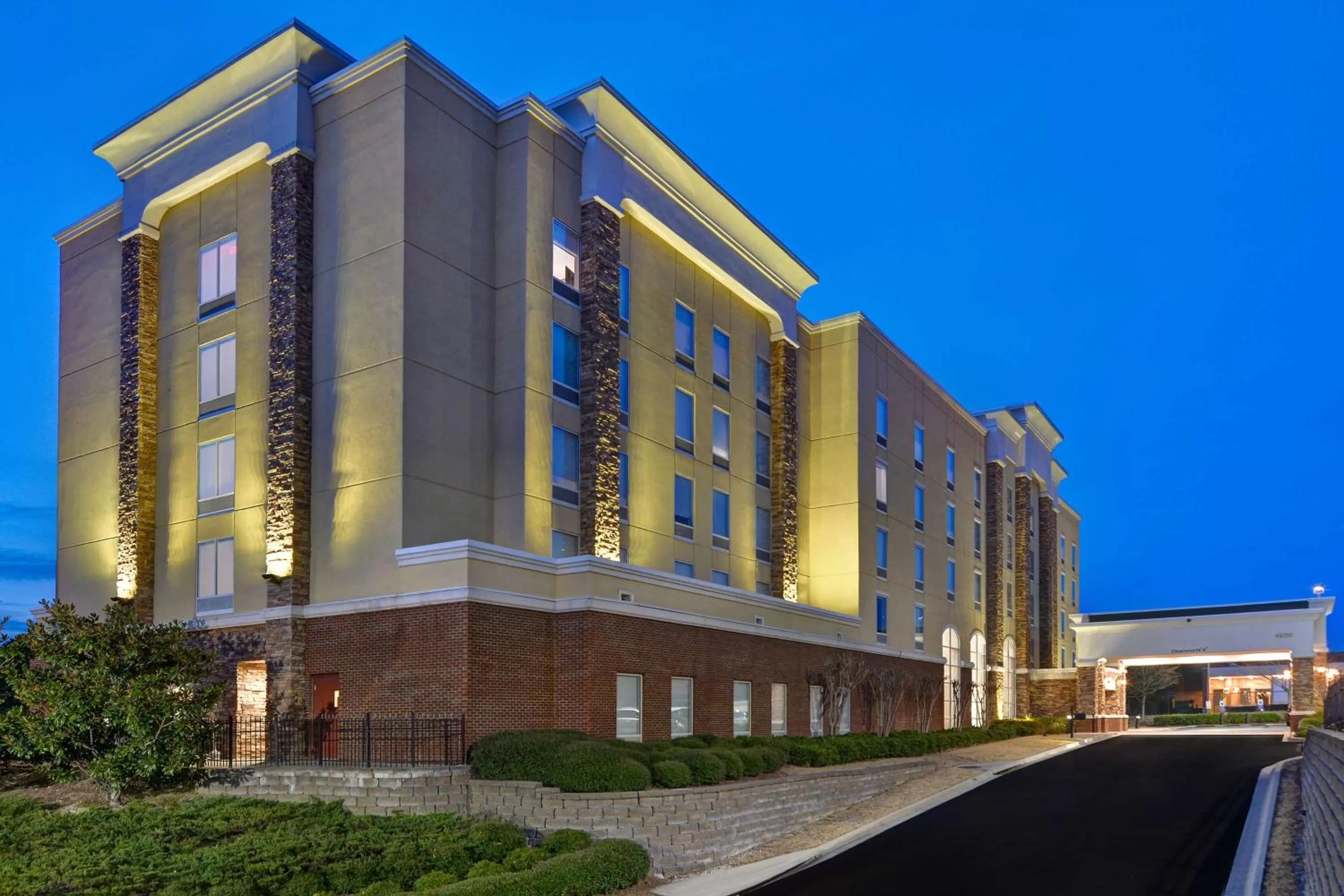 Property building in Hampton Inn & Suites Birmingham-Hoover-Galleria