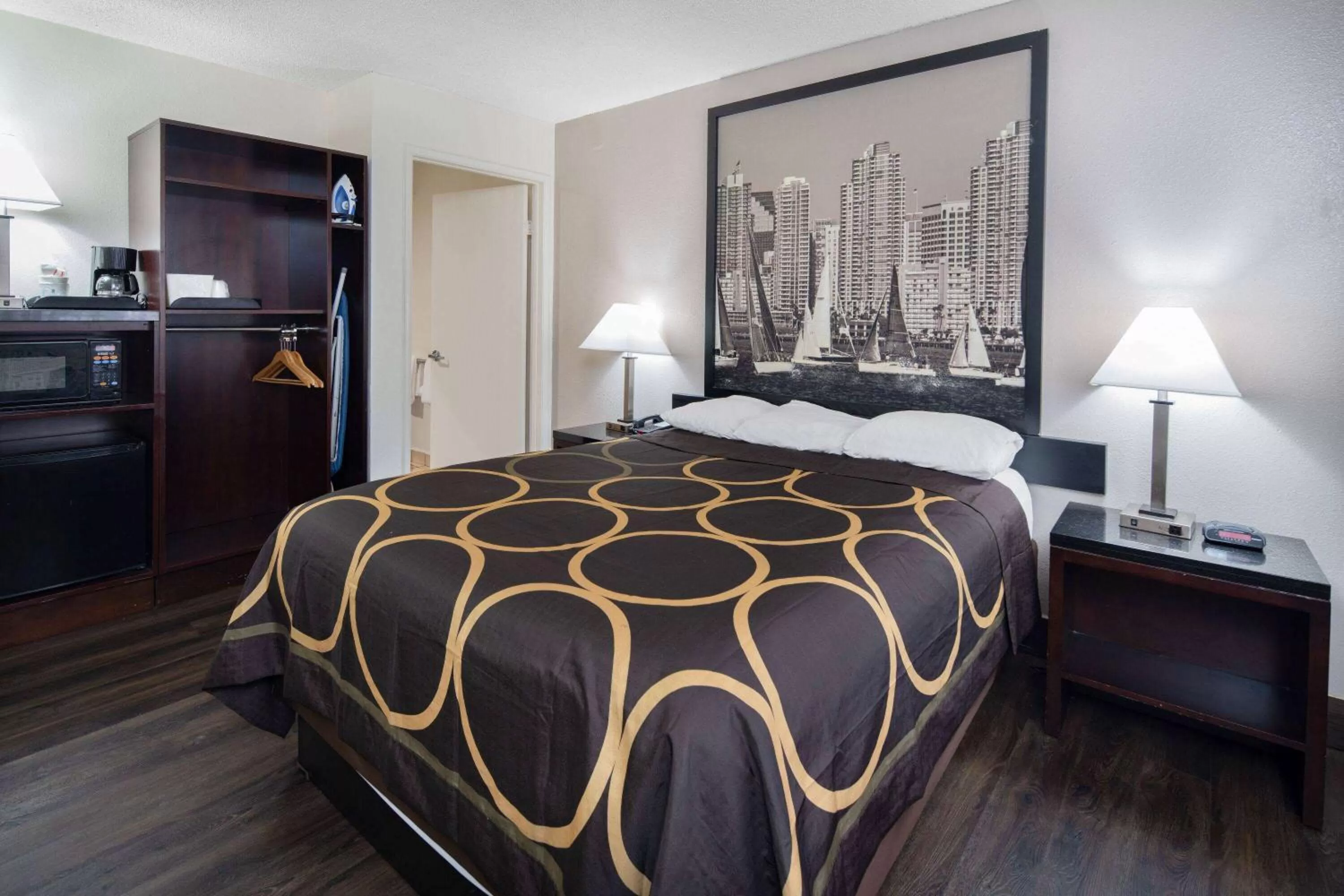 Photo of the whole room, Bed in Super 8 by Wyndham San Diego Hotel Circle