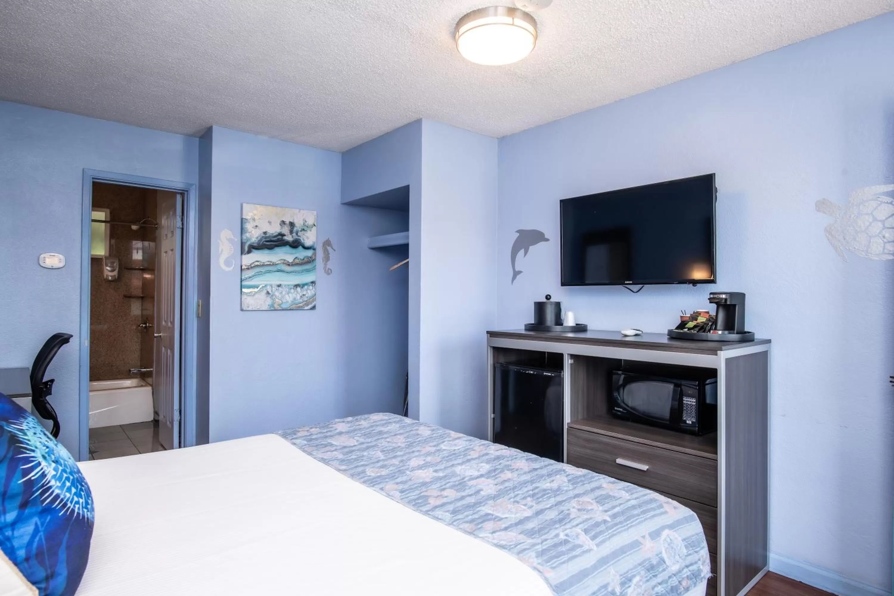 Bed in Aqua Breeze Inn