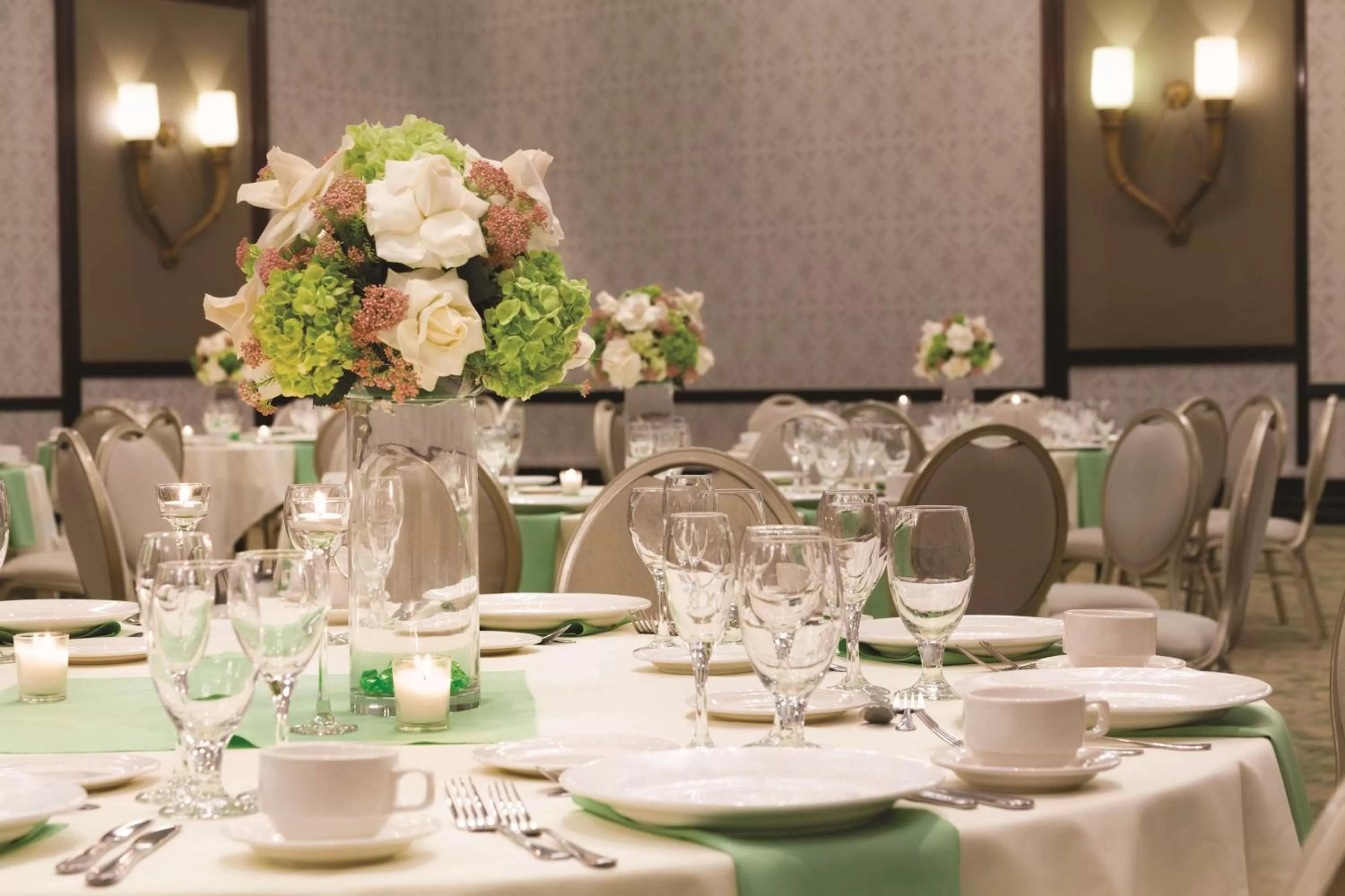 Dining area in Hilton Los Angeles/San Gabriel