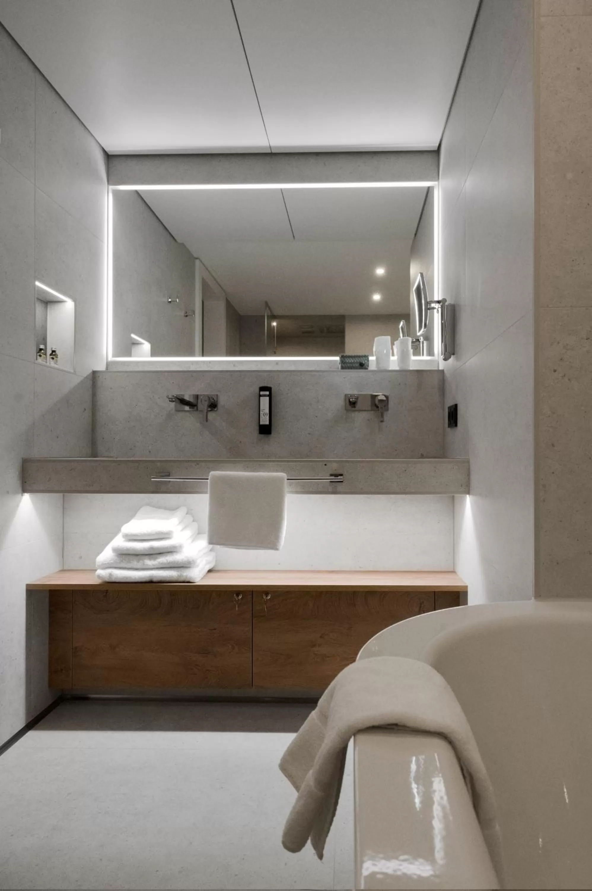 Bathroom, Bed in Hotel VierJahreszeiten am Seilersee