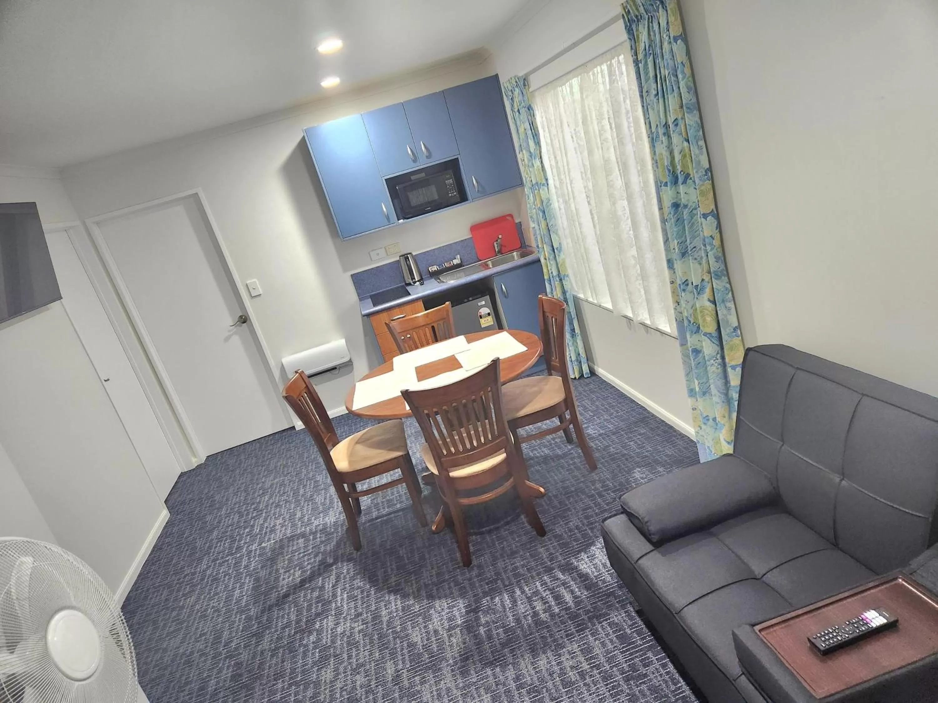 TV and multimedia in Botany Palms Motel