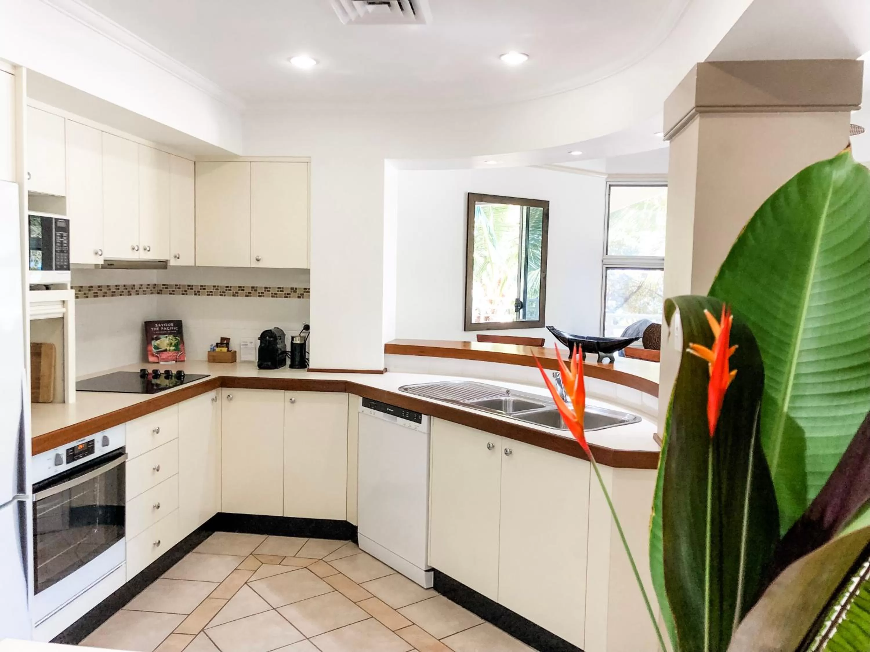 Kitchen or kitchenette in Villa Beach Palm Cove