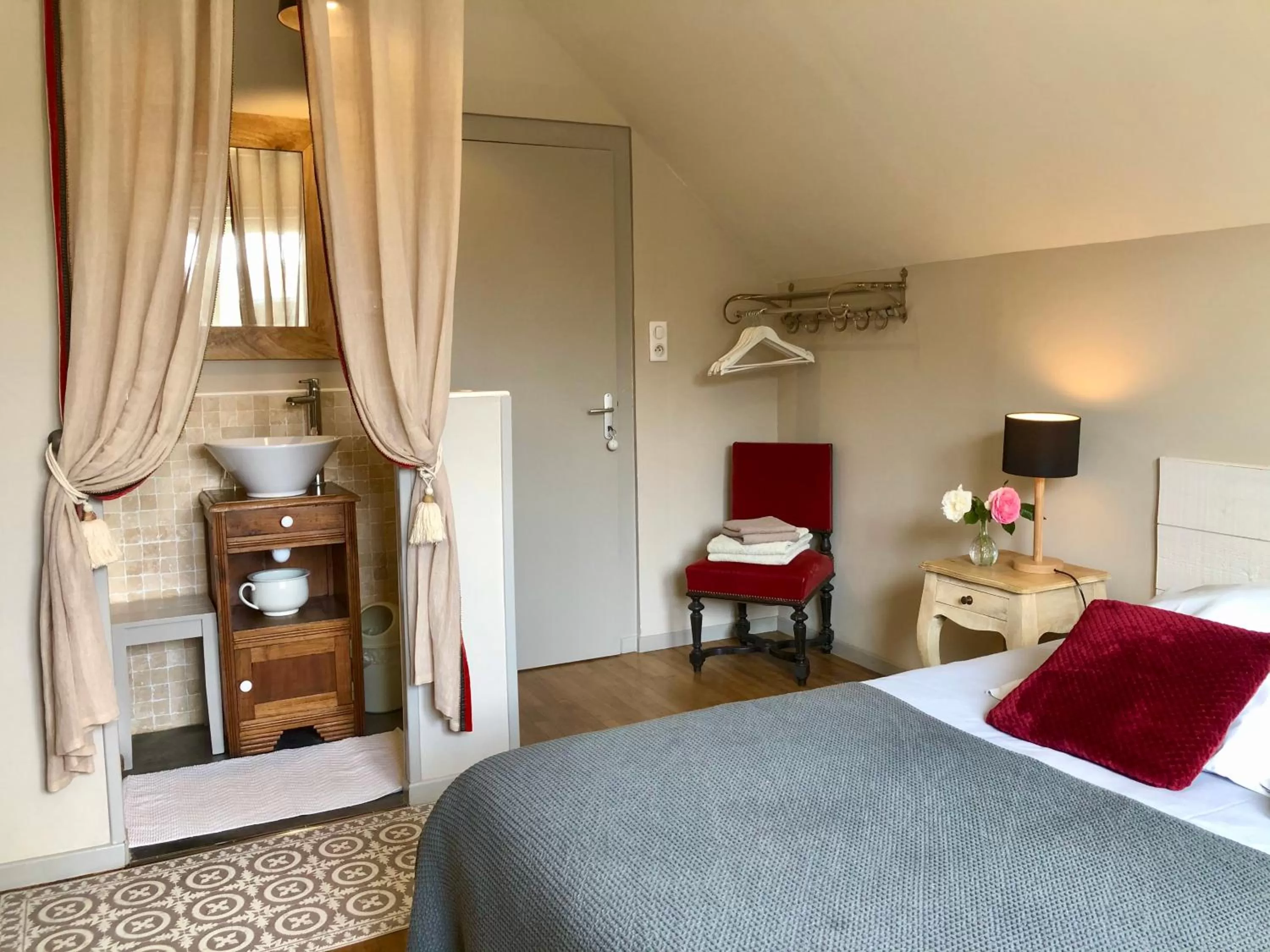 Photo of the whole room, Bed in Le Grenier du Jardin