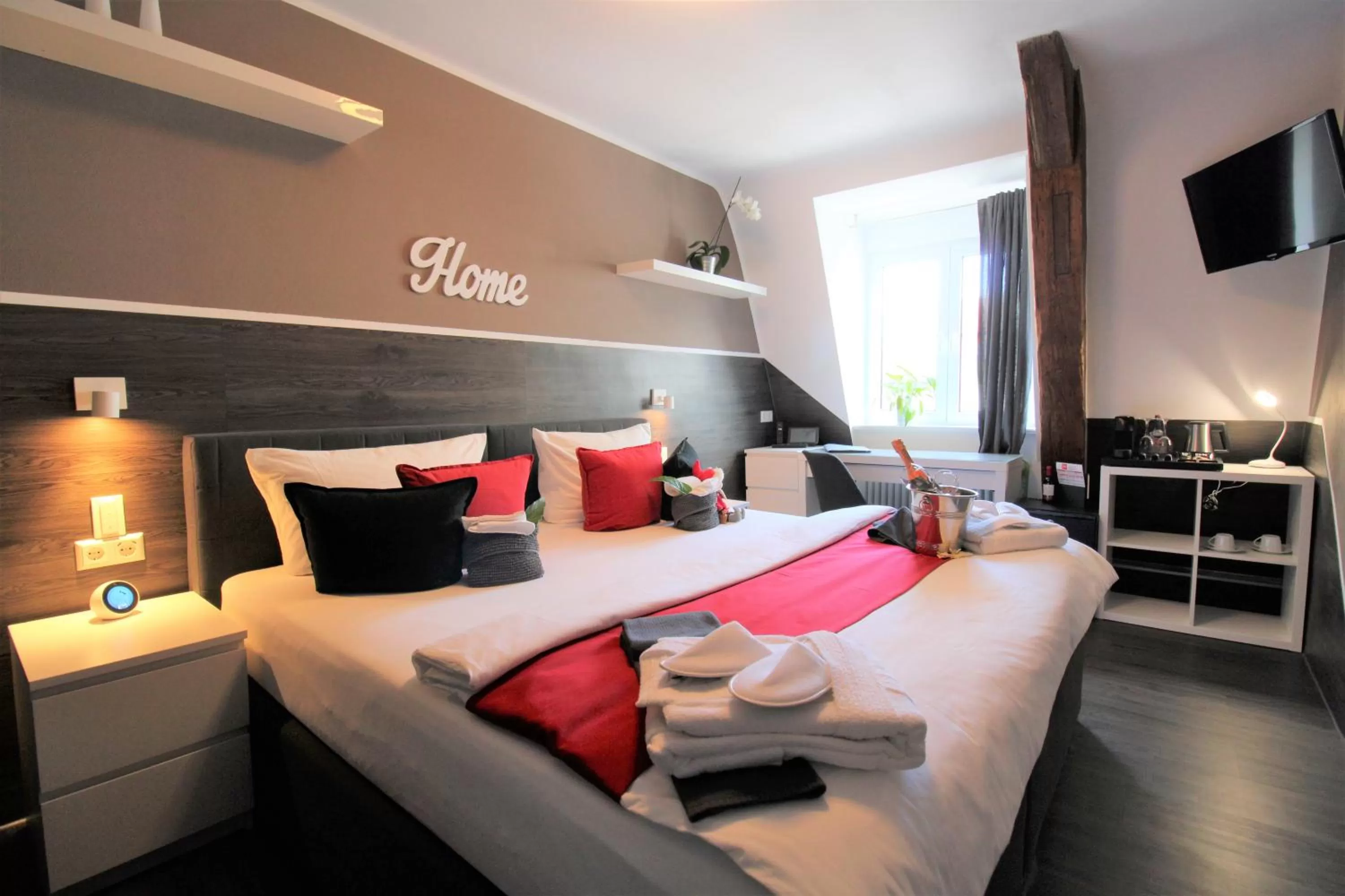 Photo of the whole room, Bed in MY HOME Hotel Lamm Rottweil "Smart Home"
