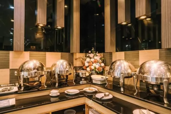 Restaurant/places to eat in Seeharaj Hotel