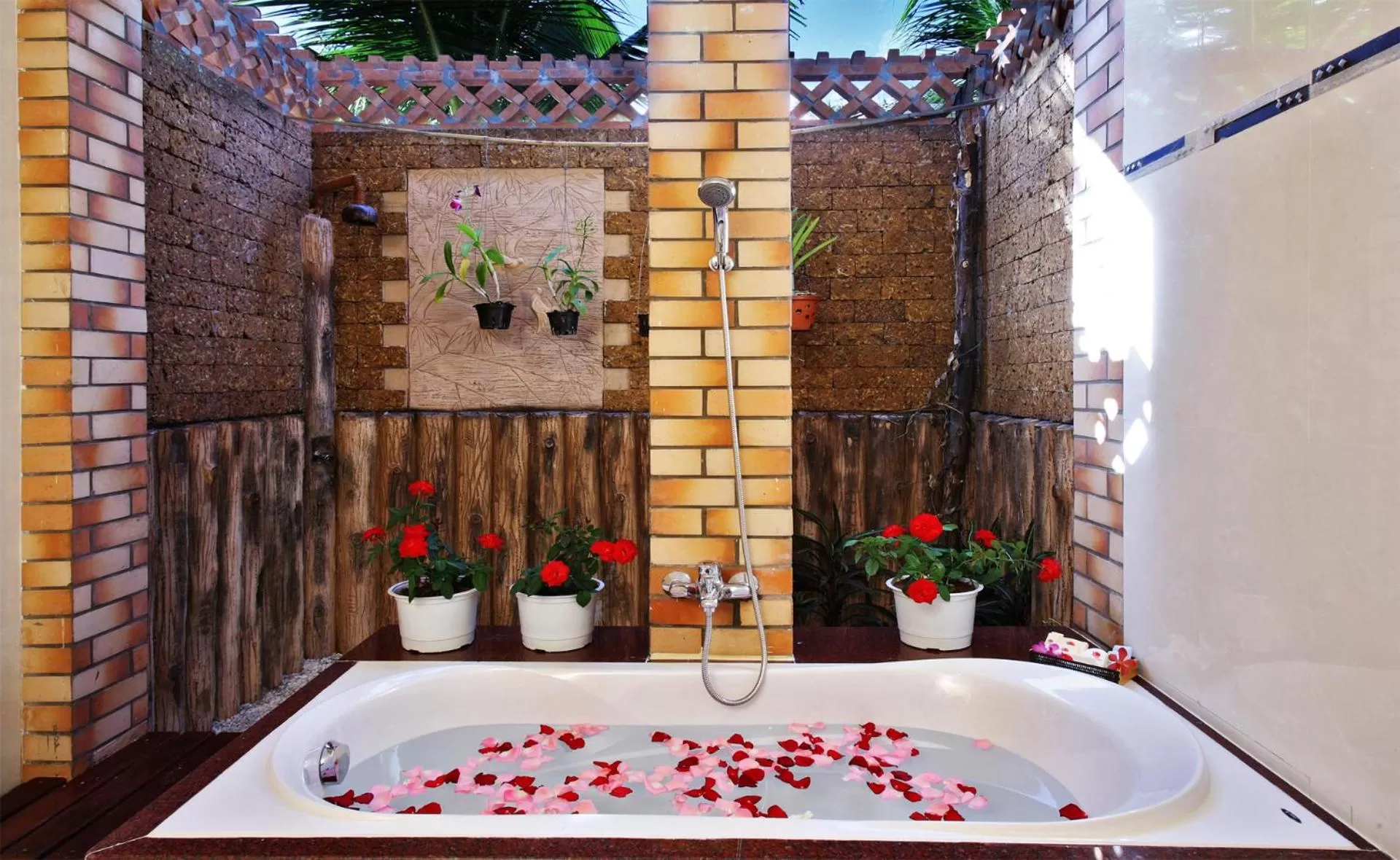 Shower in Golden Coast Resort & Spa