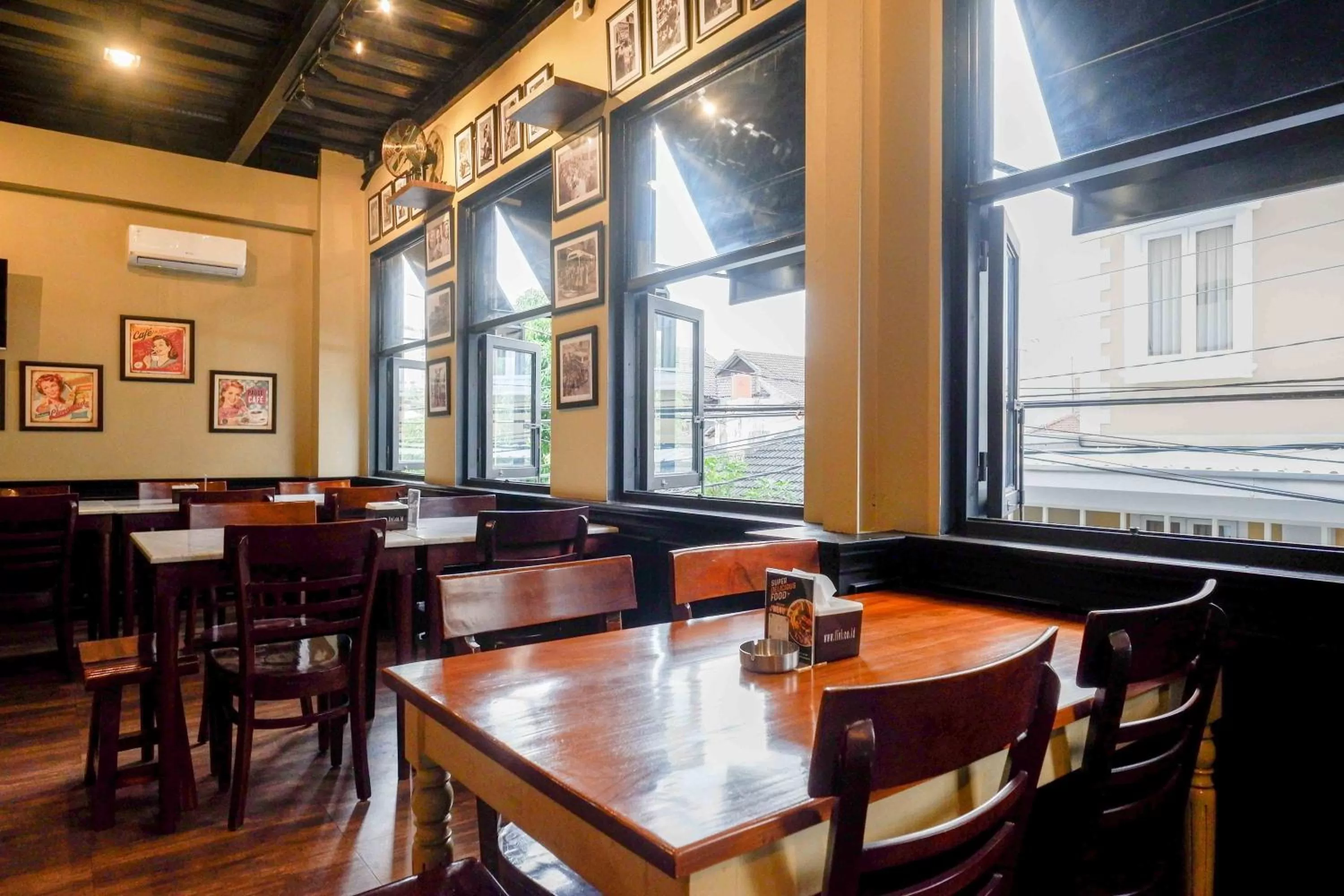 Restaurant/places to eat in Sans Hotel Empress Simpang Lima