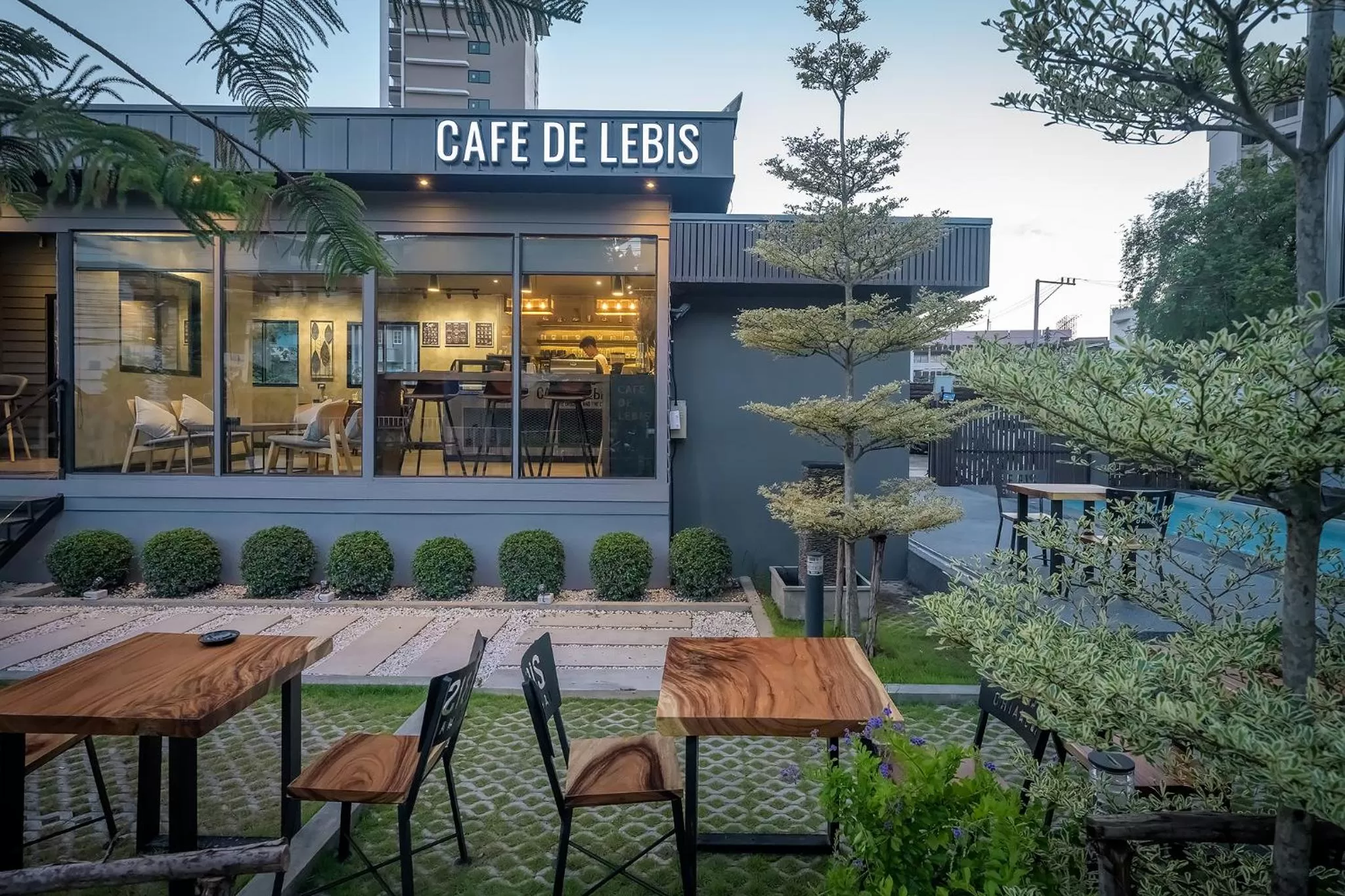 Restaurant/places to eat in Le Bis Hotel