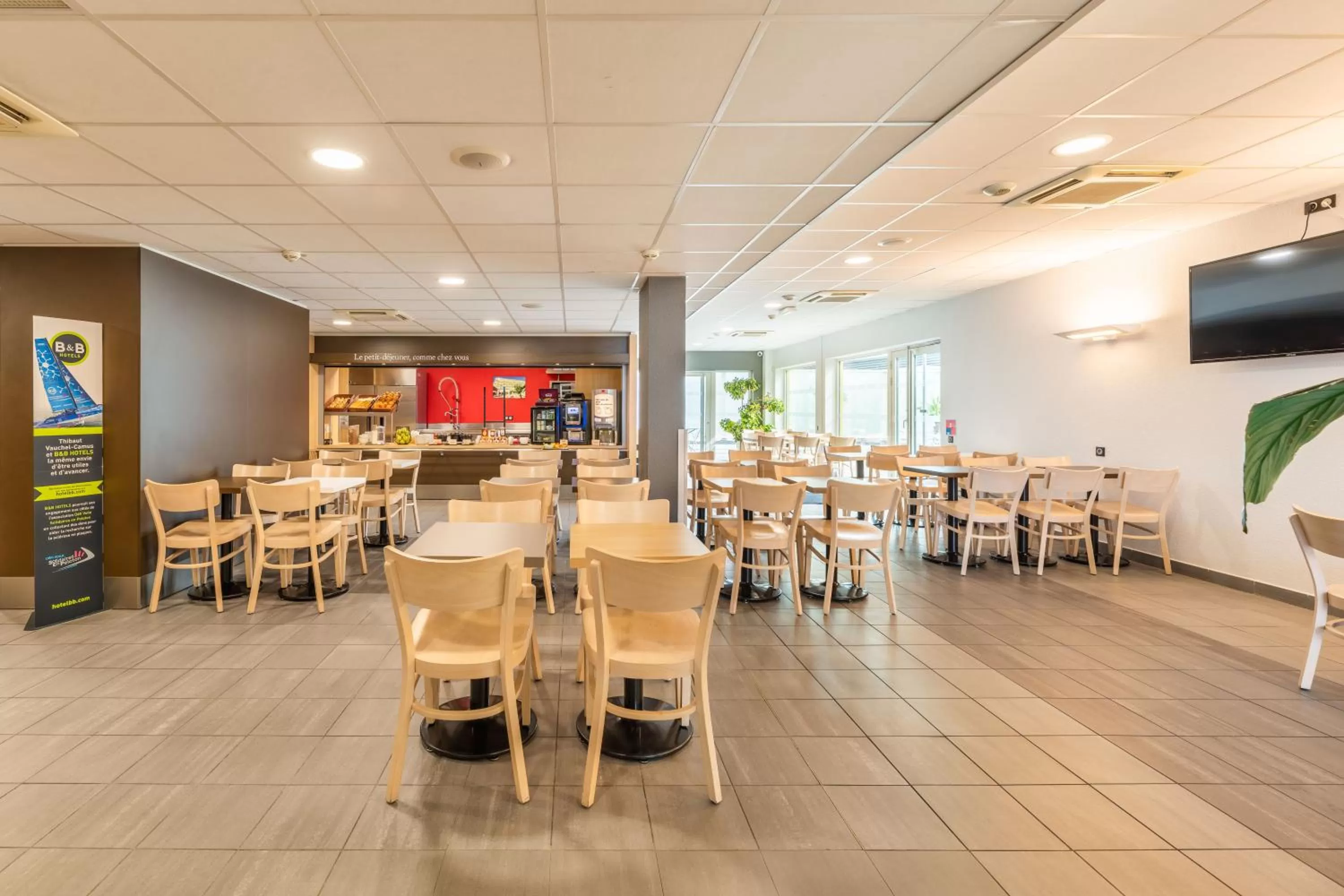 Buffet breakfast in B&B HOTEL Lyon Sud États-Unis